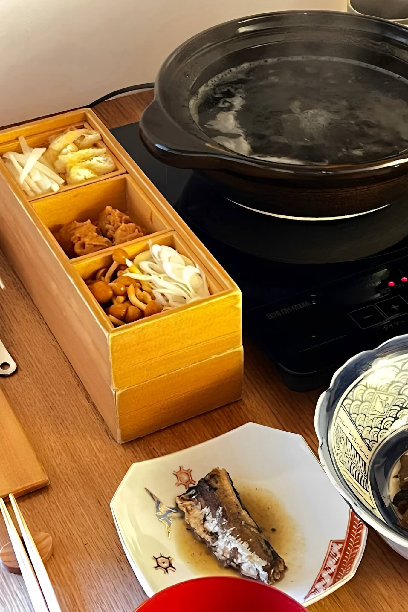 在民家煮味噌湯。