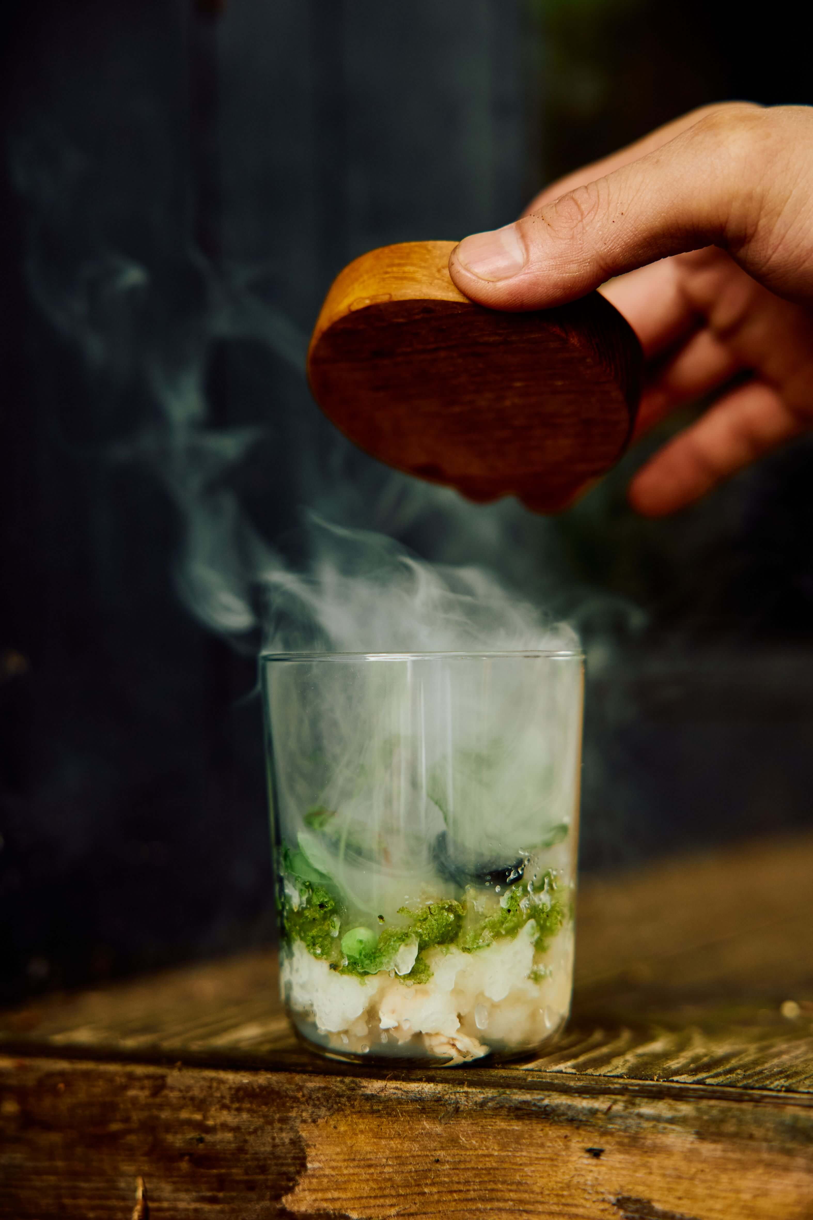 冷盤「陽明山生態瓶」將清晨的陽明山裝進了一個透明水杯裡，用味蕾感受到雲霧中的盎然綠意。