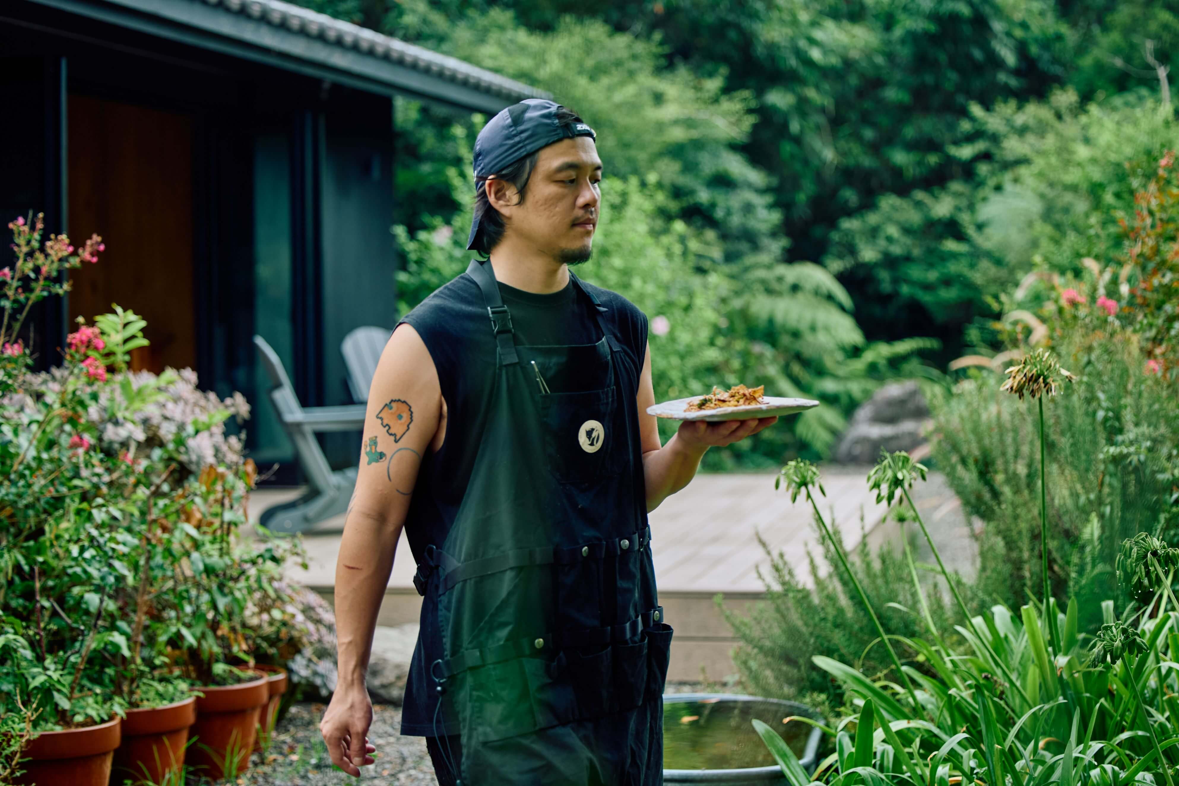 Jimmy Food Place主理人林擠米採集西恩花園的植物結合肉類主食，烹出獨家野炊料理。