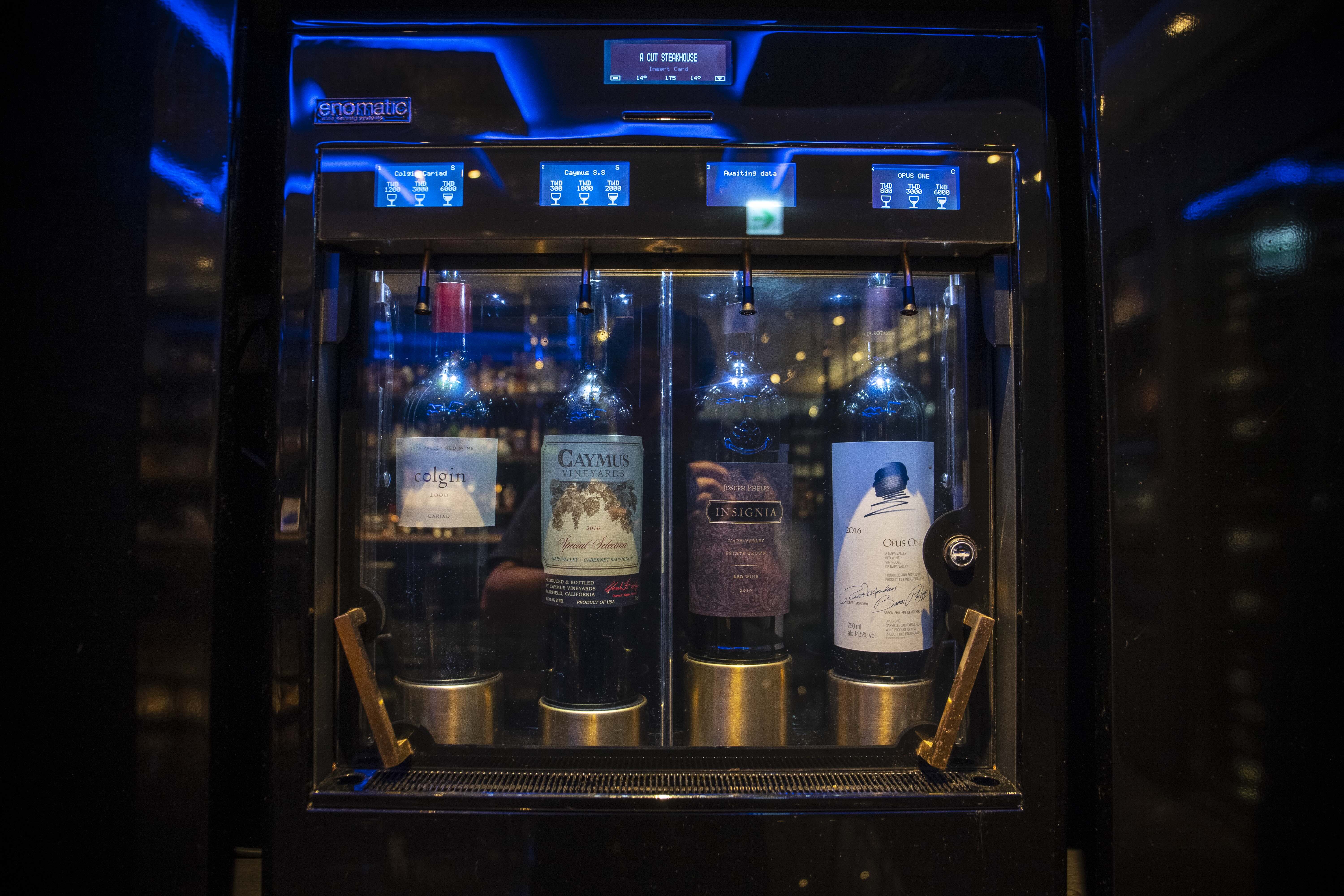 A Cut有販售單杯紅酒佐餐，酒單不乏加州膜拜酒等超夢幻酒款。