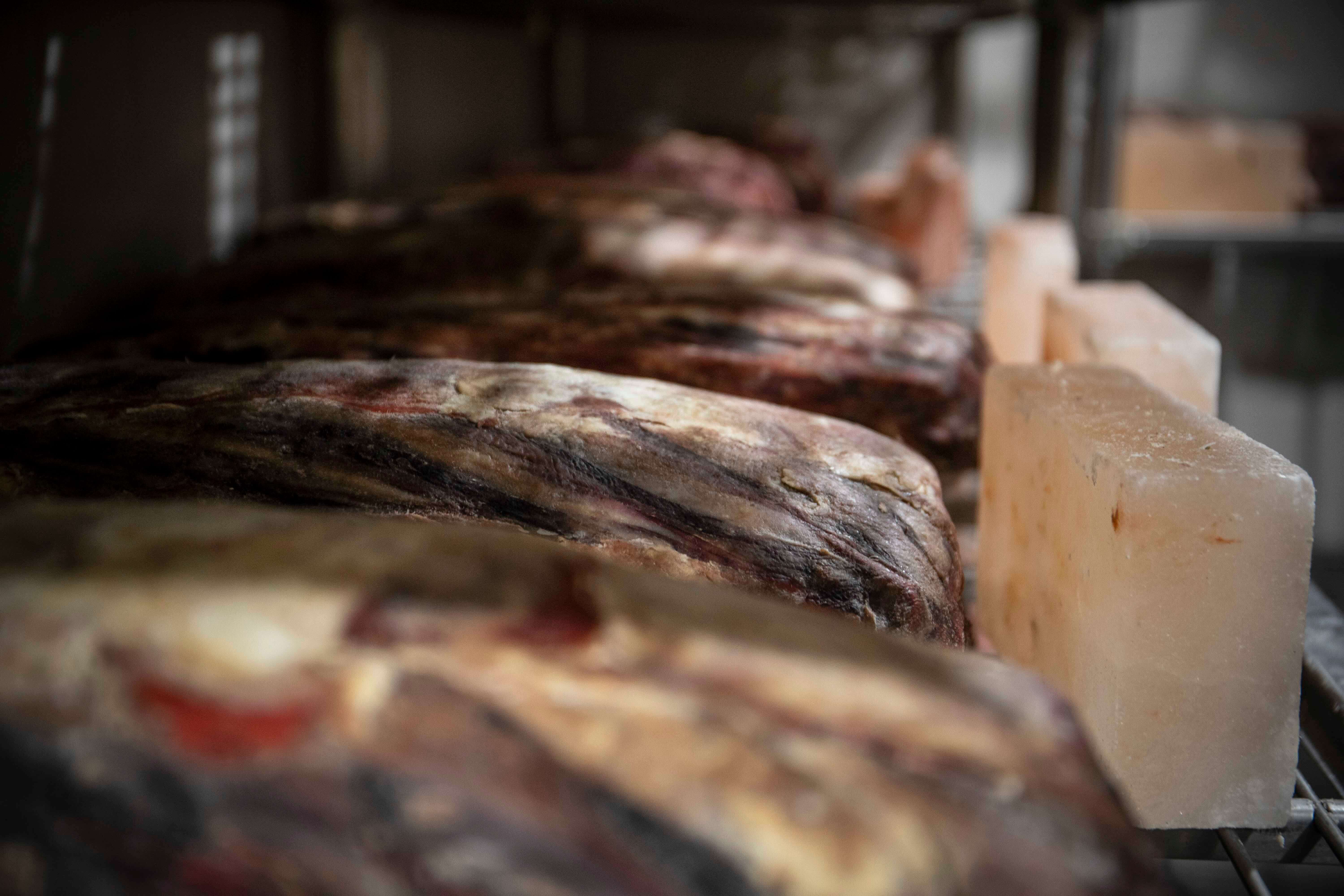 A Cut乾式熟成室以喜馬拉雅鹽磚、恆溫濕度賦予不同牛排的熟成風味。