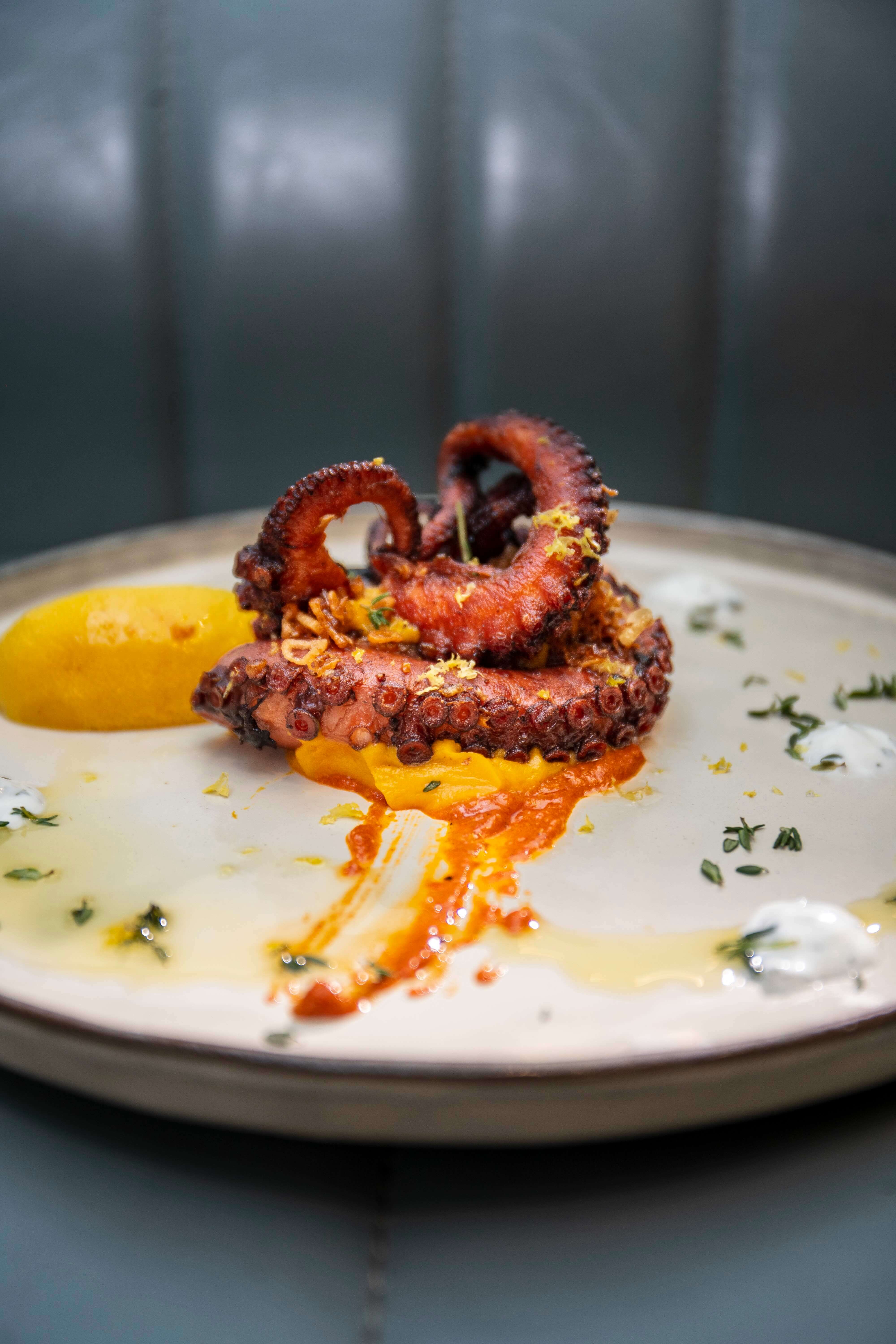 左：鮮蝦蛤蠣雙鮮，右：火烤章魚腳。（攝影／Thomas K.）