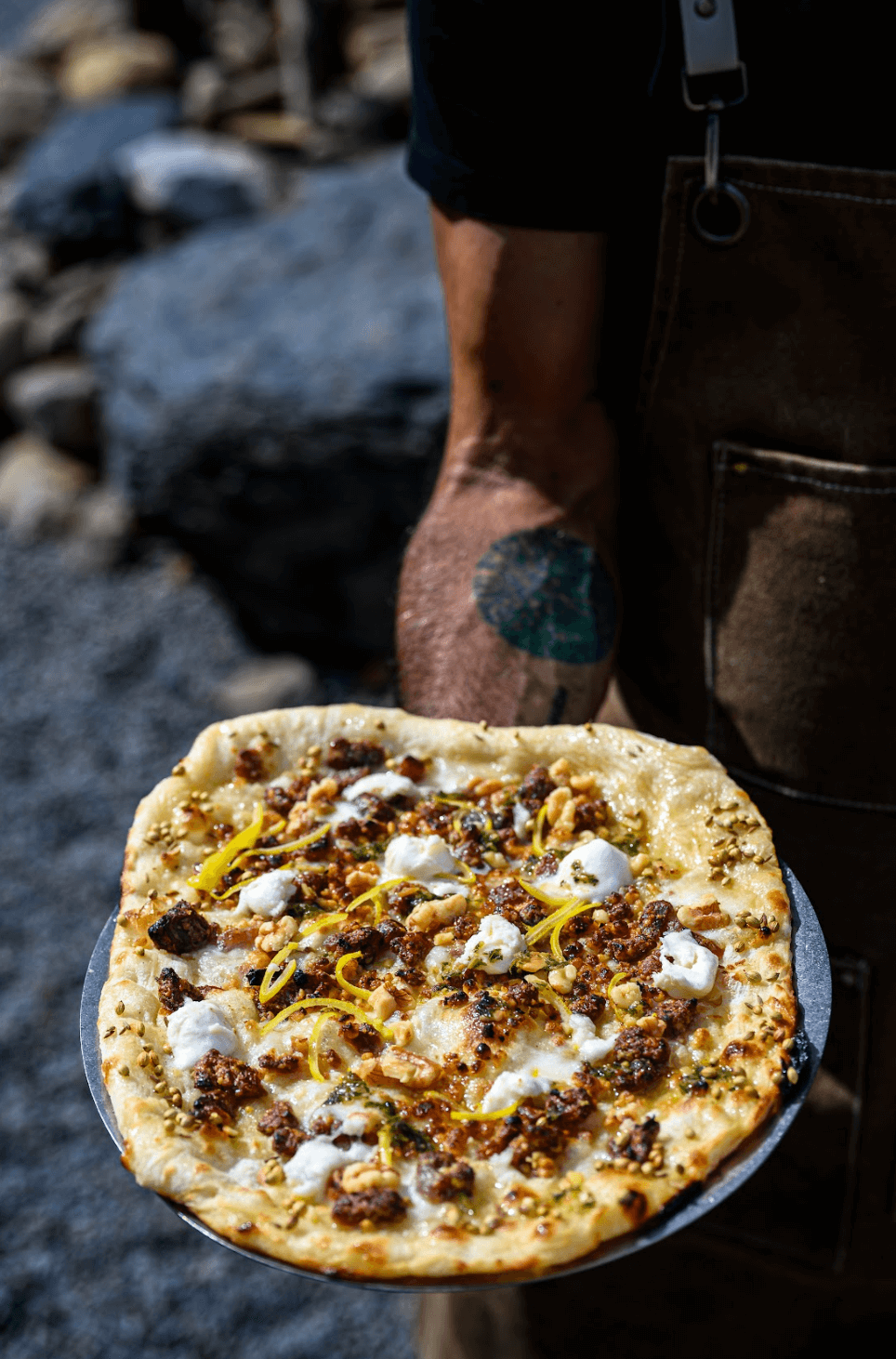 全新品牌 Pizza Hamsa供應耶路薩冷人熟悉的橢圓披薩。（圖片／品牌提供）