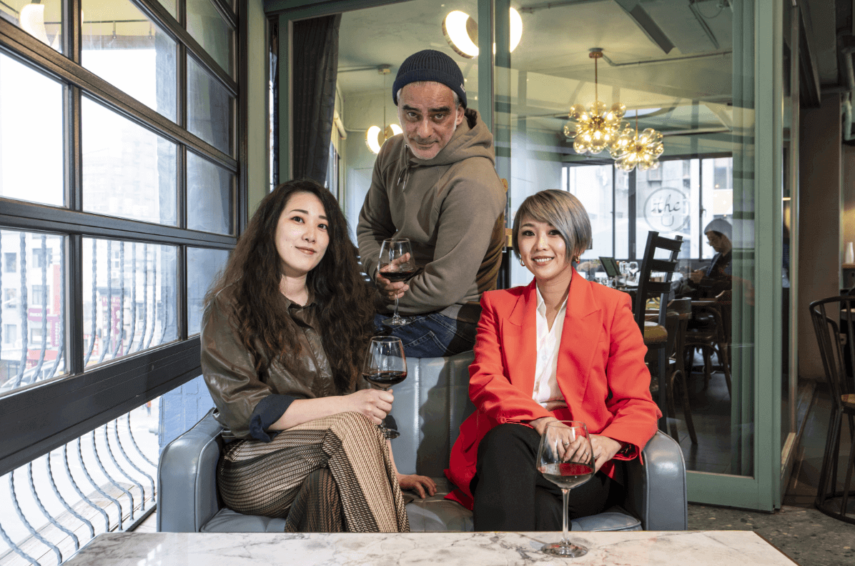 （由左至右）執行長Joey張琇茹、創辦人Tomer、營運長Yvonne林怡彣。（攝影／Thomas K.）