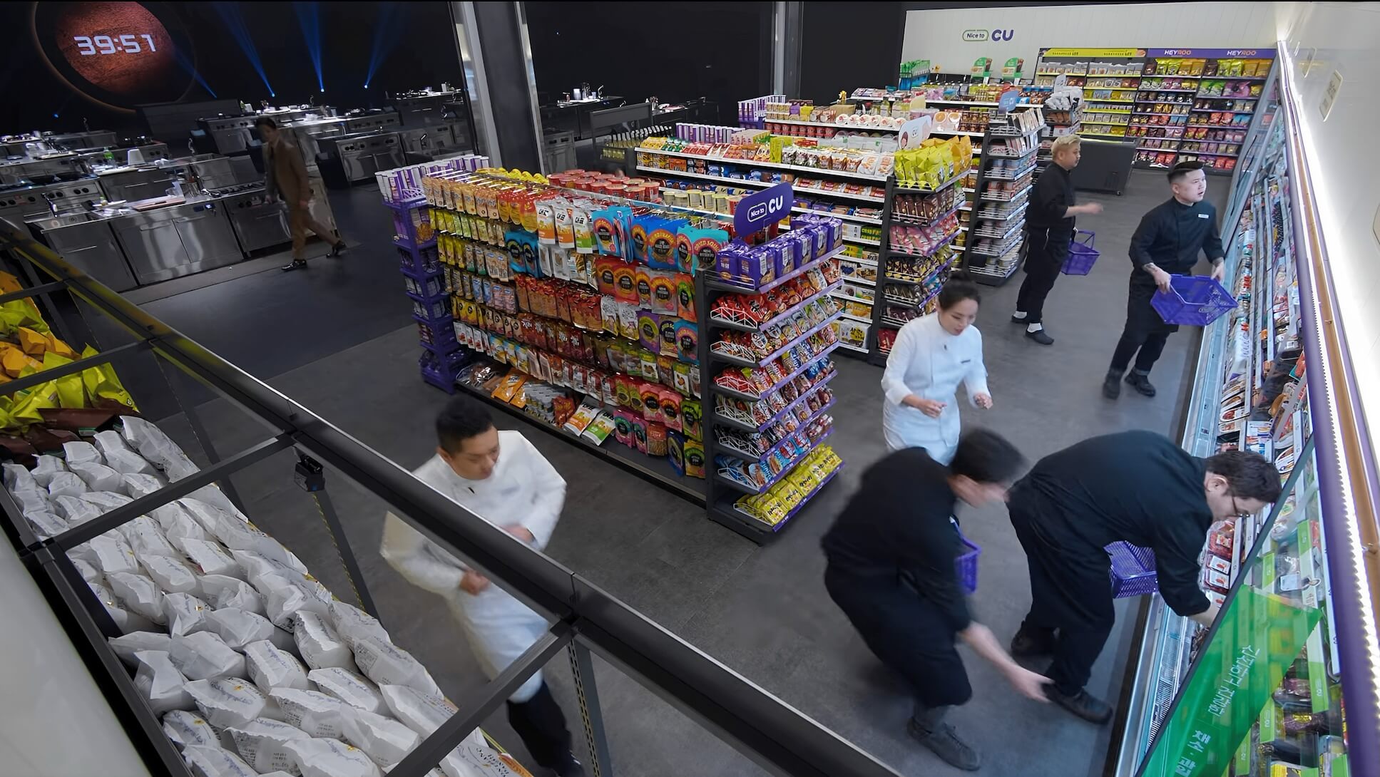 經過上一場的對決領悟,名廚都放下身段,看到食材先搶再說。