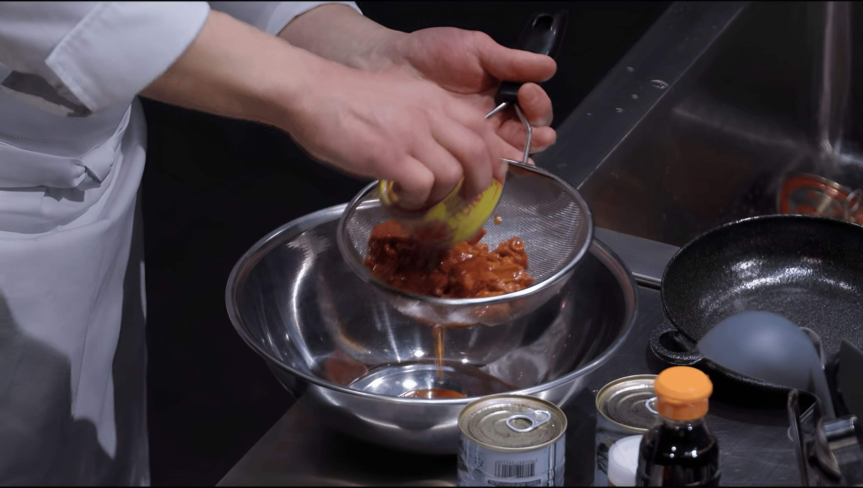 利用辣味鮪魚罐頭做出高檔精緻料理。