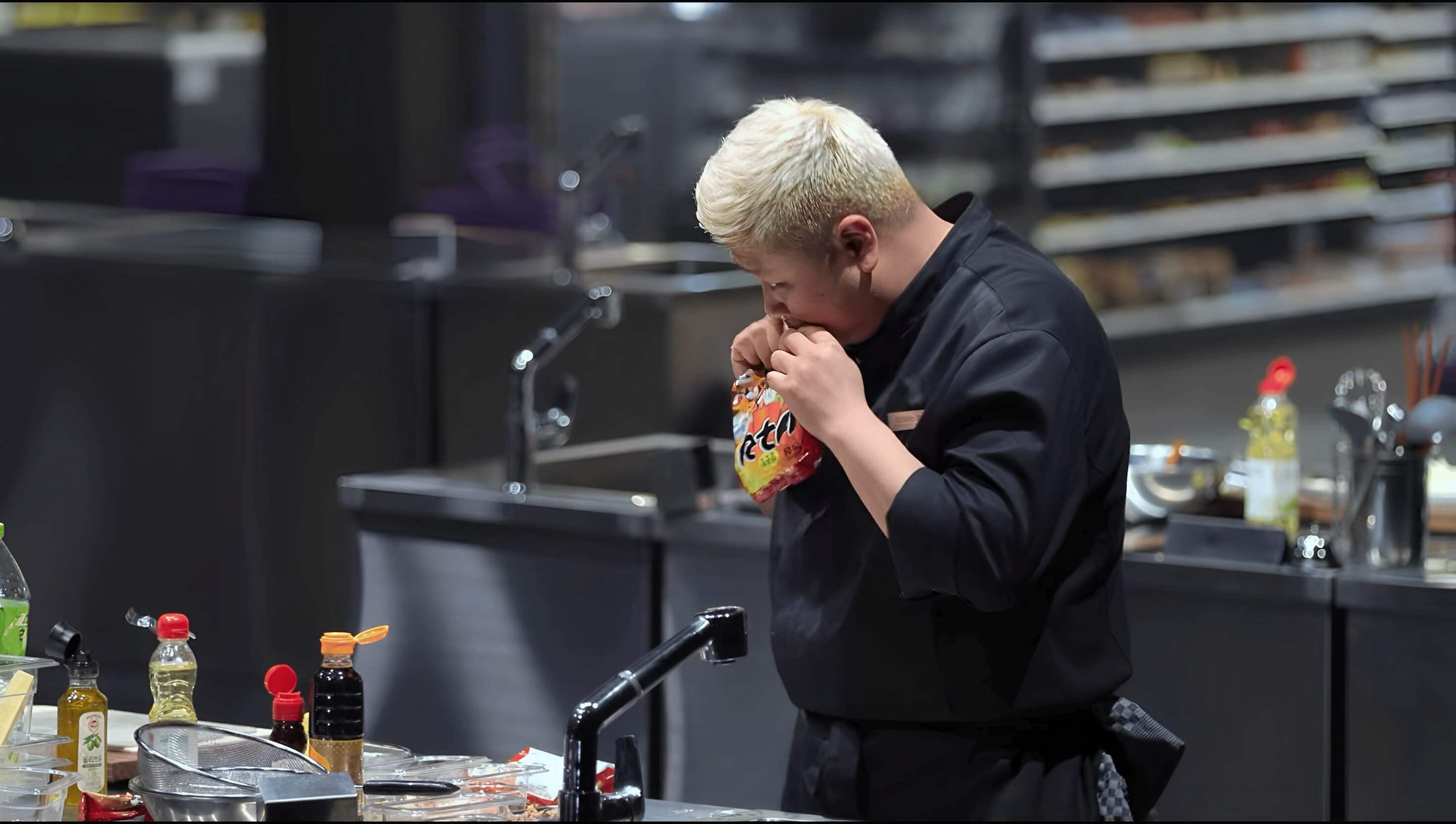 狂人豪邁用嘴撕開「浣熊泡麵」包裝。