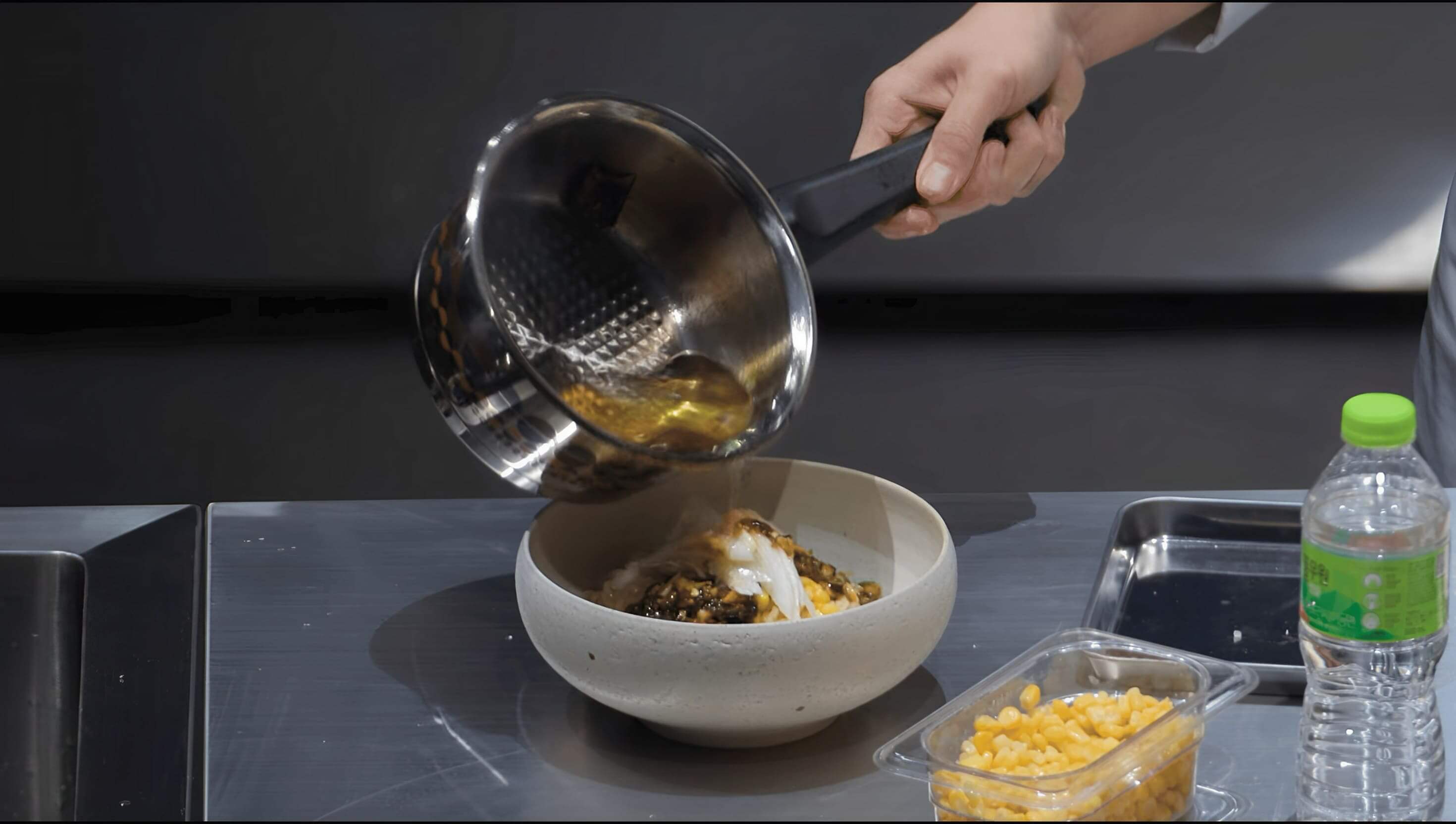 滾燙熱油一淋香氣四溢。