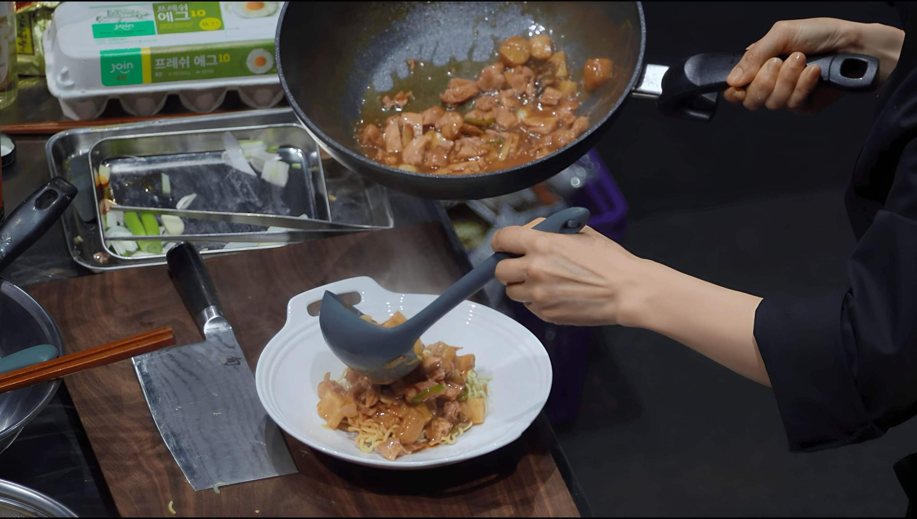 微波即食的超商雞胸肉,經過細心拌炒成一道料理。