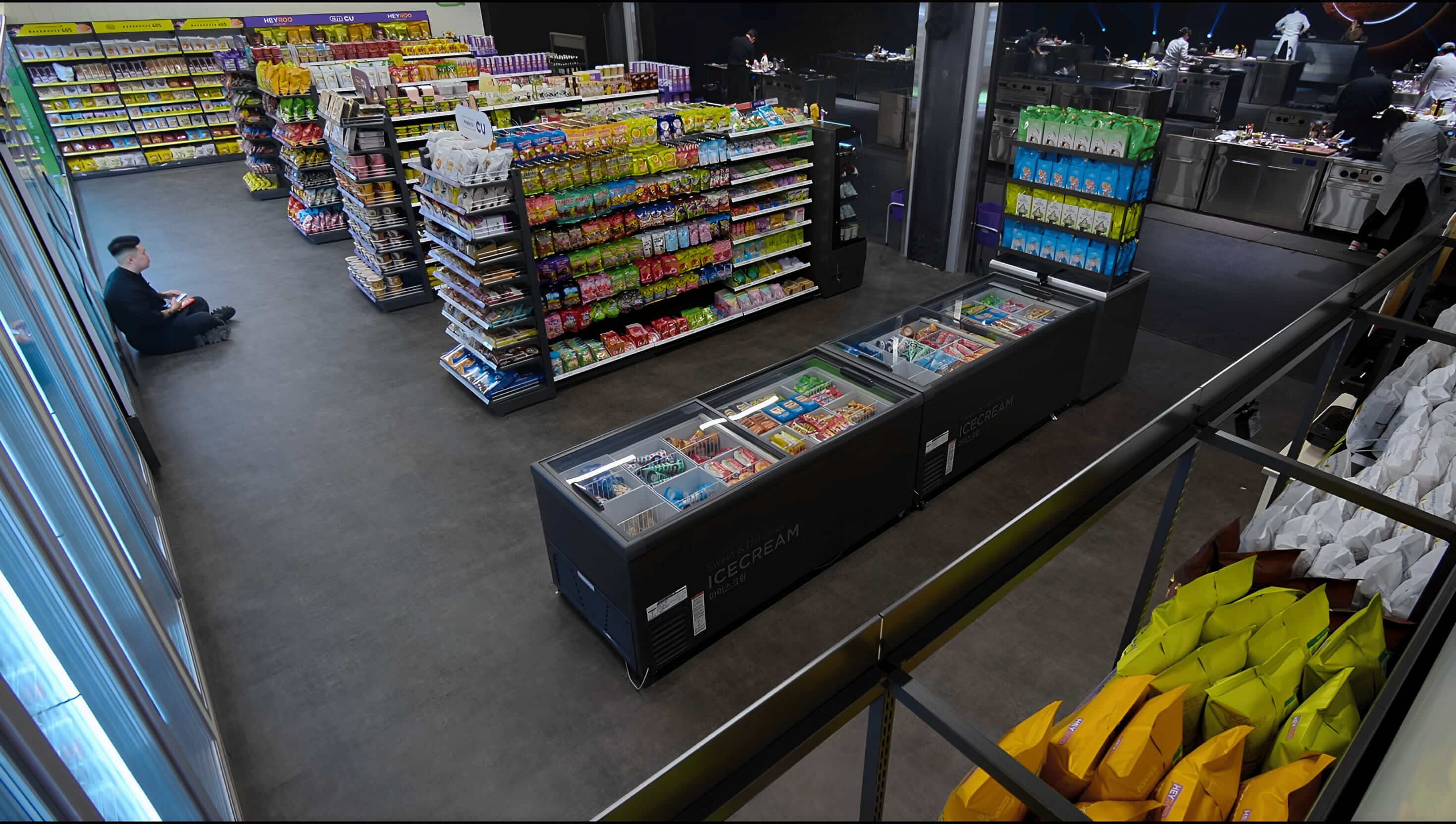 坐在冷凍櫃門口看守冷卻中的栗子奶油。