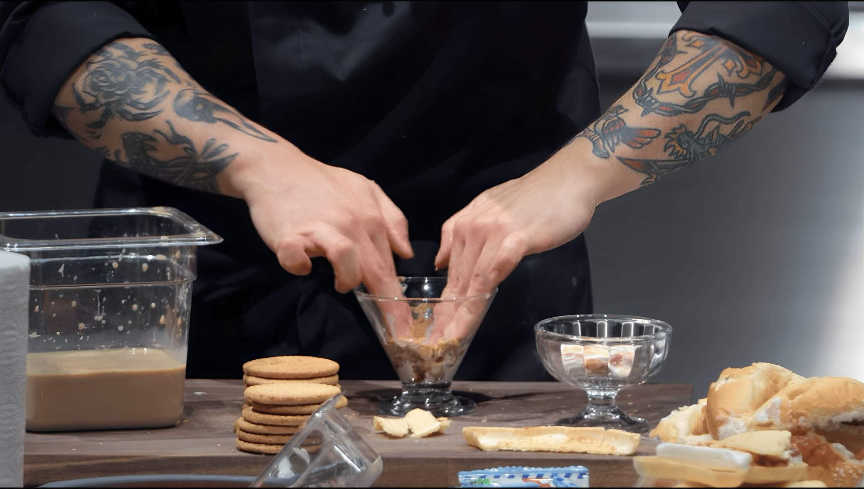 以消化餅乾放入太妃榛果拿鐵浸泡作為基底,再挖出奶油麵包內餡打發,放入冷卻後的栗子奶油製作底層,上層鋪上優格附的穀麥增加口感(先用平底鍋炒過),以及現磨巧克力粉添香。