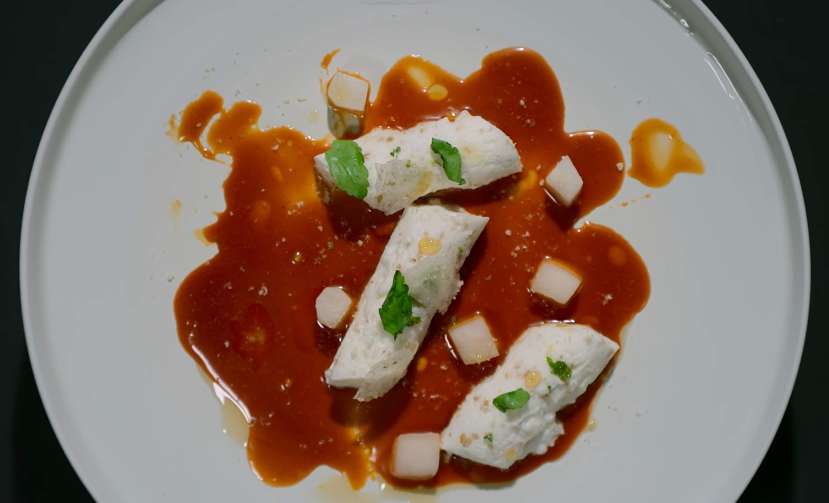 愛德華李在Netflix《黑白大廚》決賽呈現的「辣炒年糕雪藏甜點」，展現多元文化的身份認同。（圖片來源／Netflix）