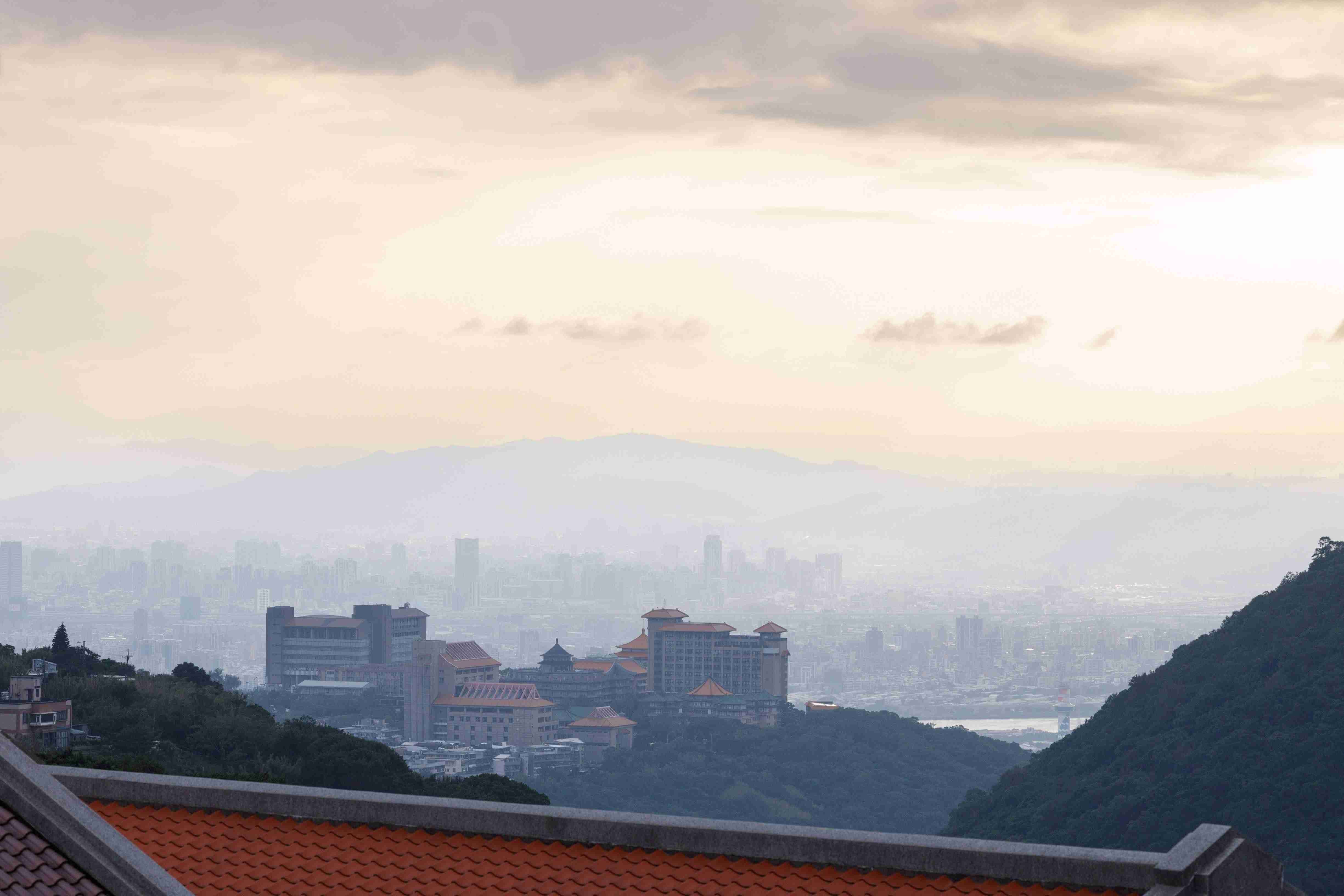 從「神殿帳」區域向外眺望，可以欣賞陽明山後山與山腳下的景緻。攝影｜葉琳喬