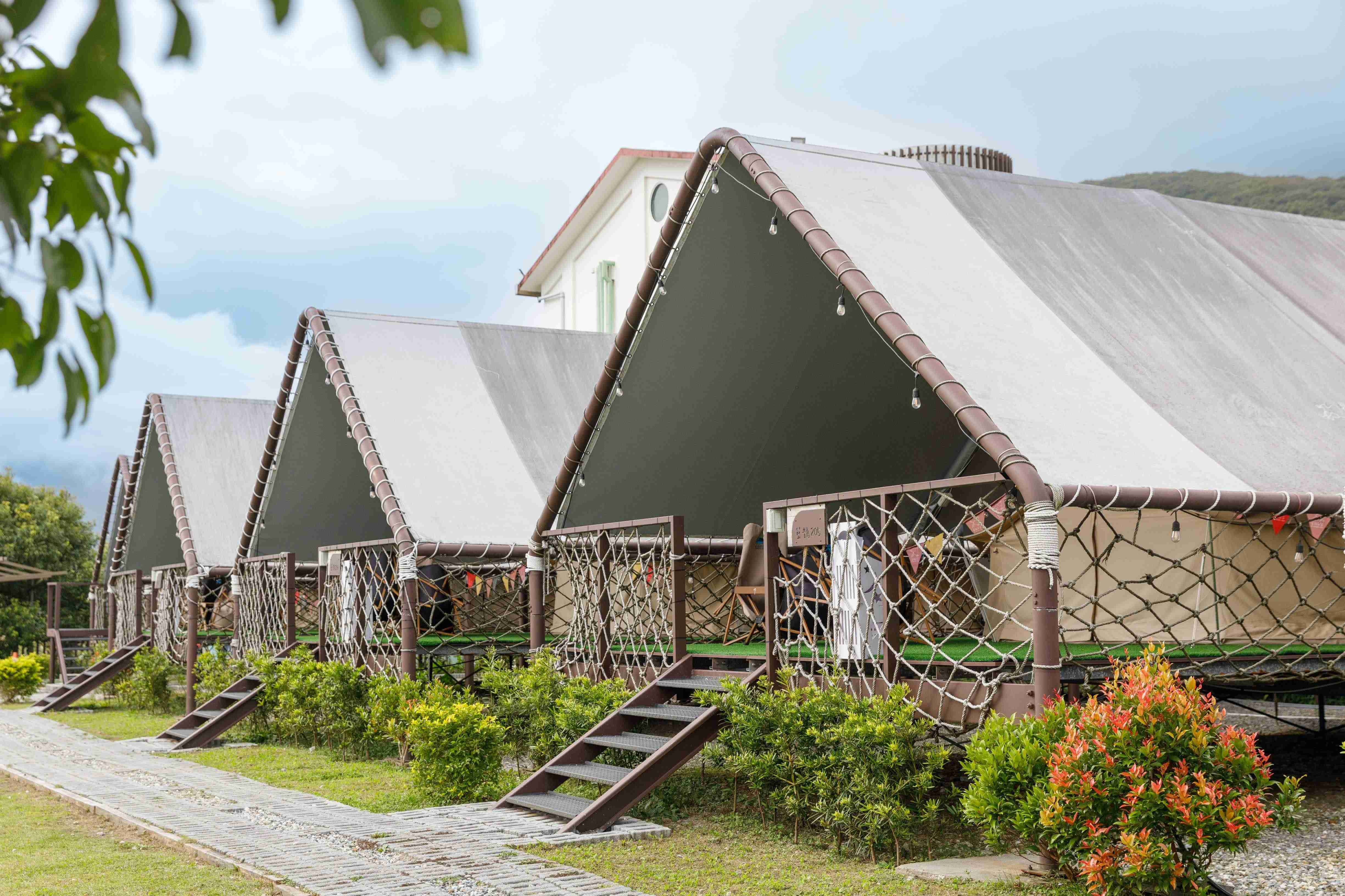 神殿帳外觀，以木架架高，不僅較不傷害土地，也不易受潮。攝影｜葉琳喬