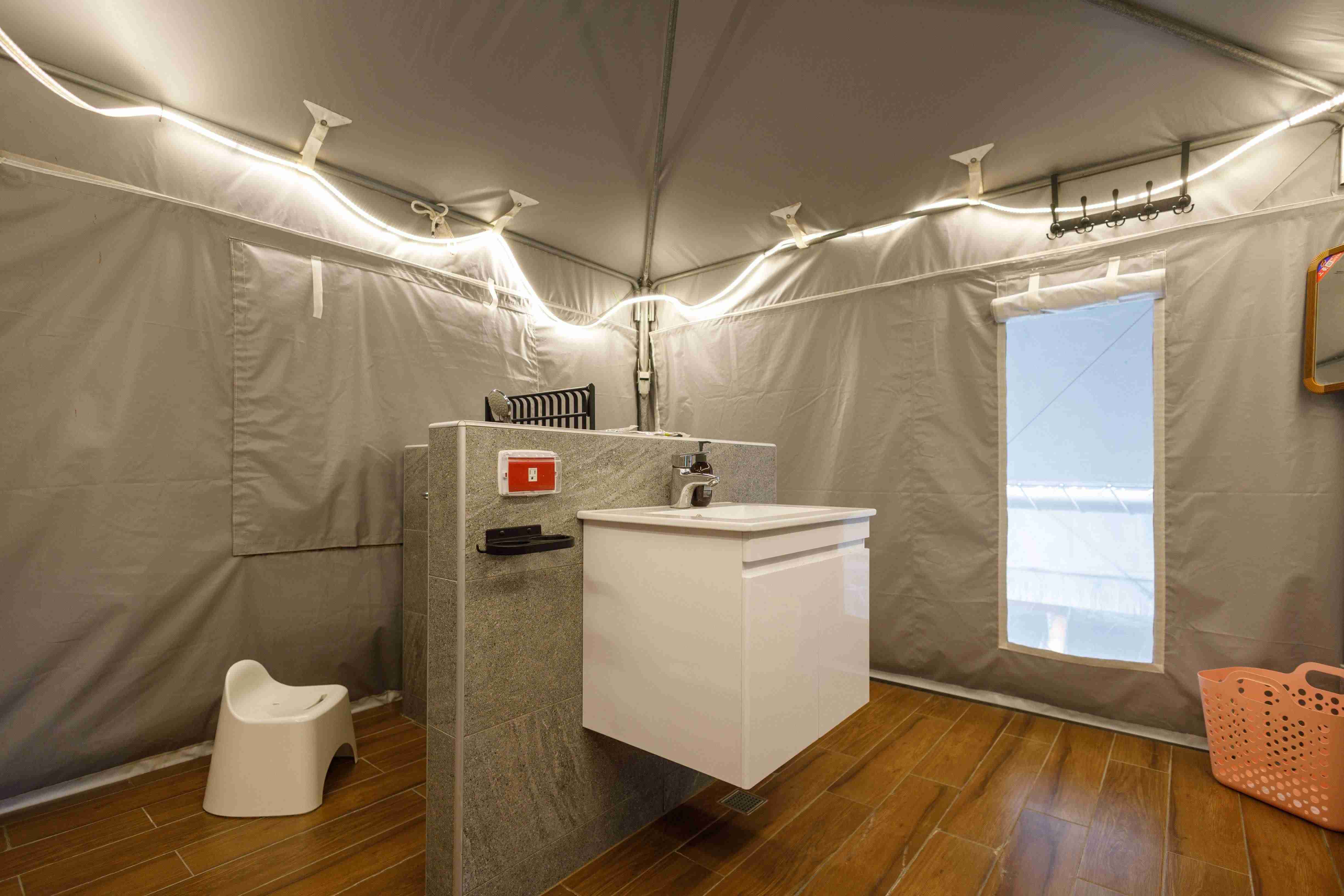 神殿帳內擁有私人衛浴設備，對於不習慣公共衛浴的住客是一大福音。攝影｜葉琳喬