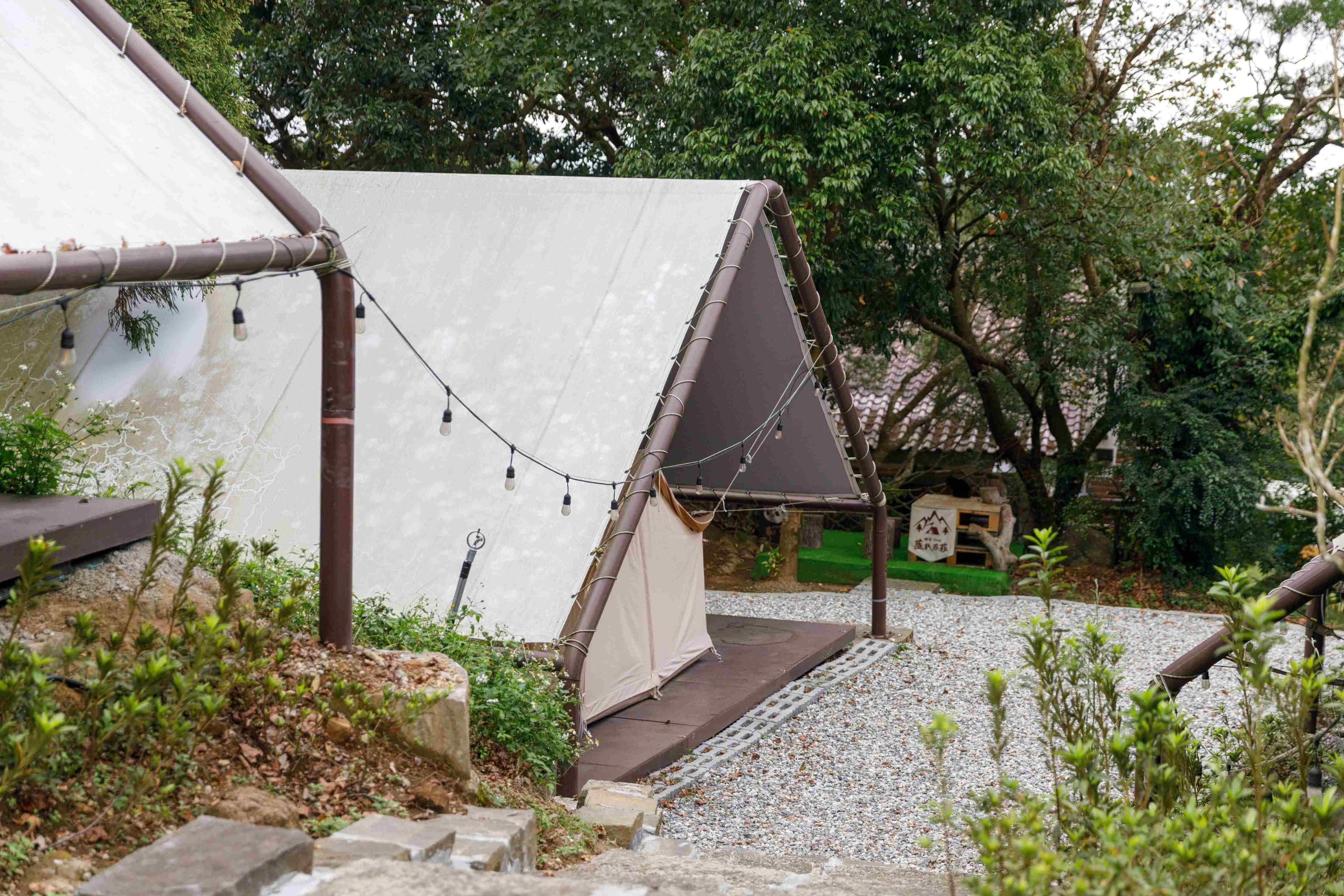 山林帳為於樹林之中，更能體現於森林中入眠的氛圍。攝影｜葉琳喬