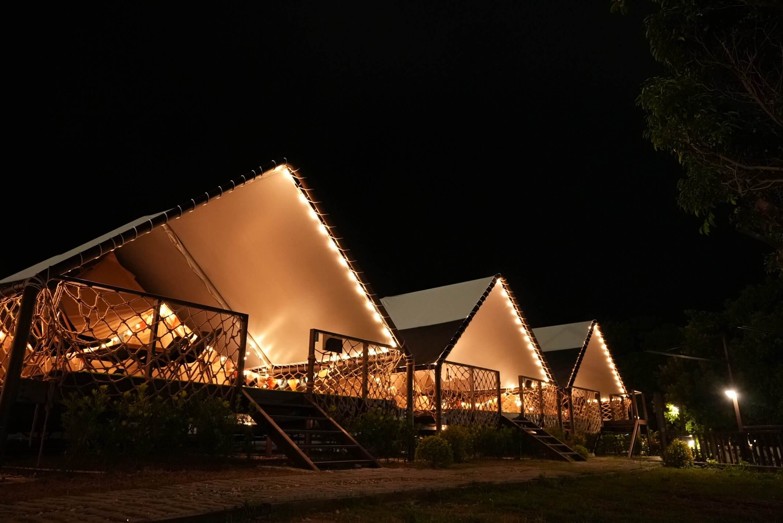 帳篷外均掛上了燈串，點燈後格外具有溫馨氣息。攝影｜葉琳喬