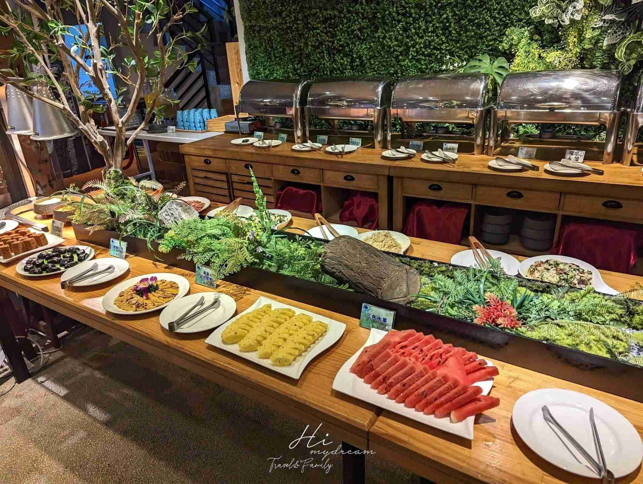 早、晚餐採取自助式，豐盛的餐點不怕客人吃。圖片來源｜藍鵲菲菲