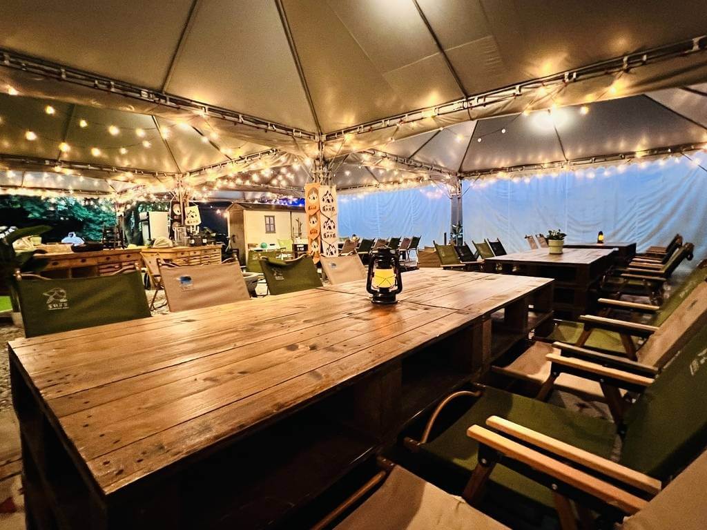 大廳廣場空間除了是用餐空間，也可以讓住客在此喝酒聊天、休憩。圖片來源｜藍鵲菲菲