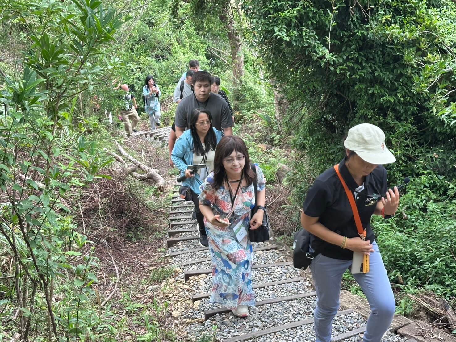 林業保育署帶領大家體驗步道生態，遠眺朝陽漁港風光、聆聽人與自然和諧之聲。