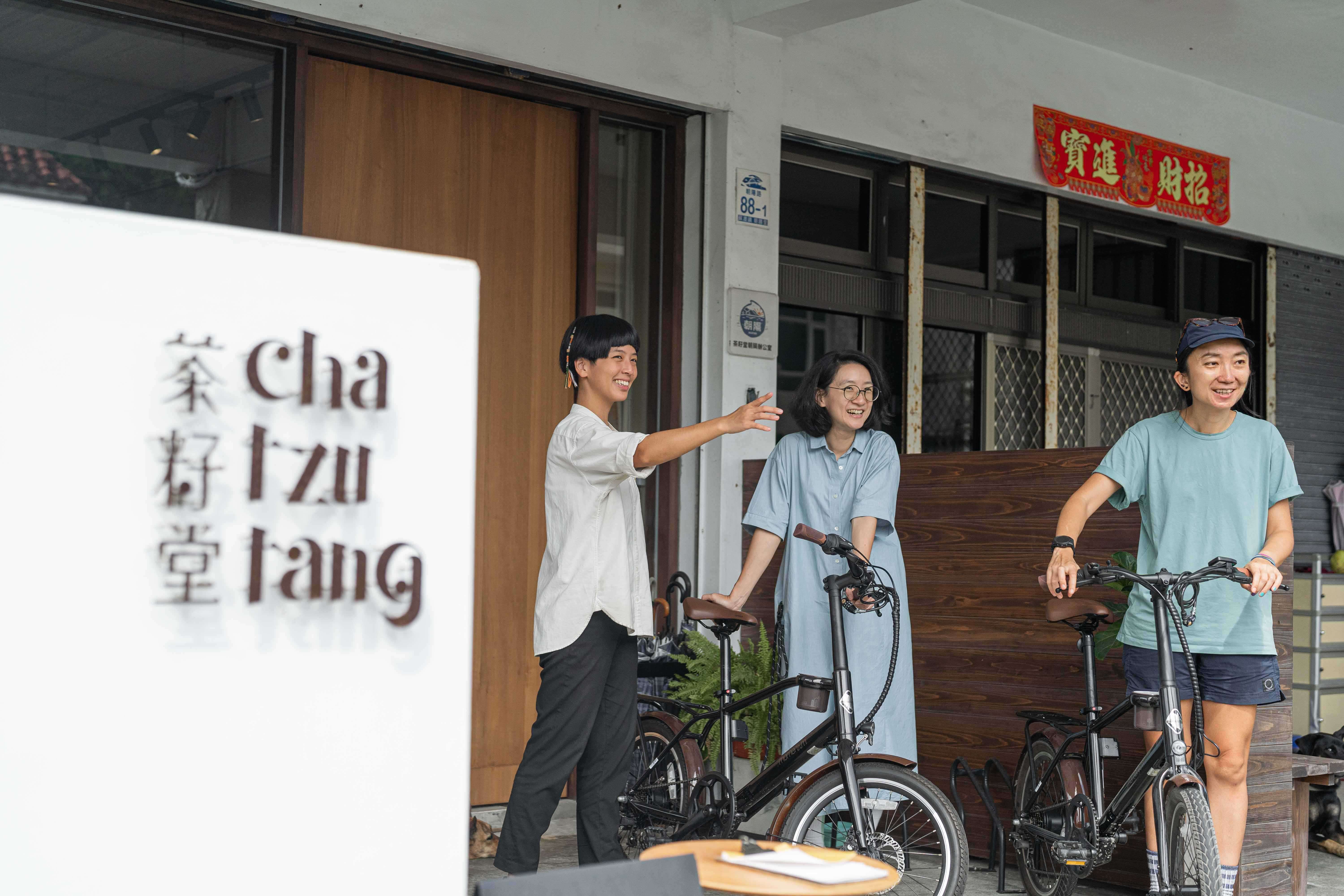 朝陽早秋一日散策同步上線，數位游牧工作者隨時可前往茶籽堂里海門市借台時尚單車，前往海邊的漁港公園聽太平洋的海浪聲。