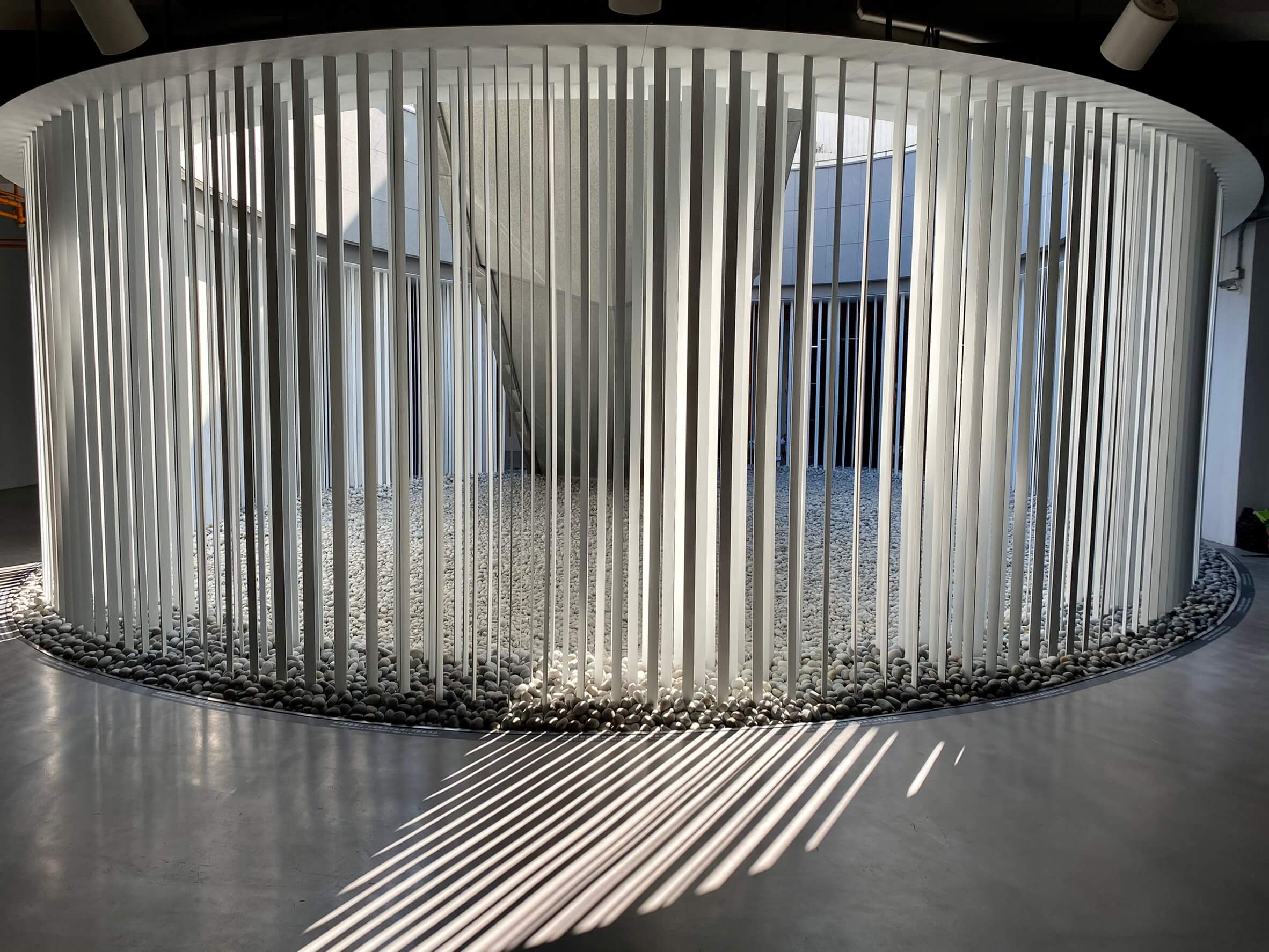 南美館二館 通往地面的樓梯係由MUJI無印良品視覺總監原研哉所設計的公共藝術《Shadow in motion》。