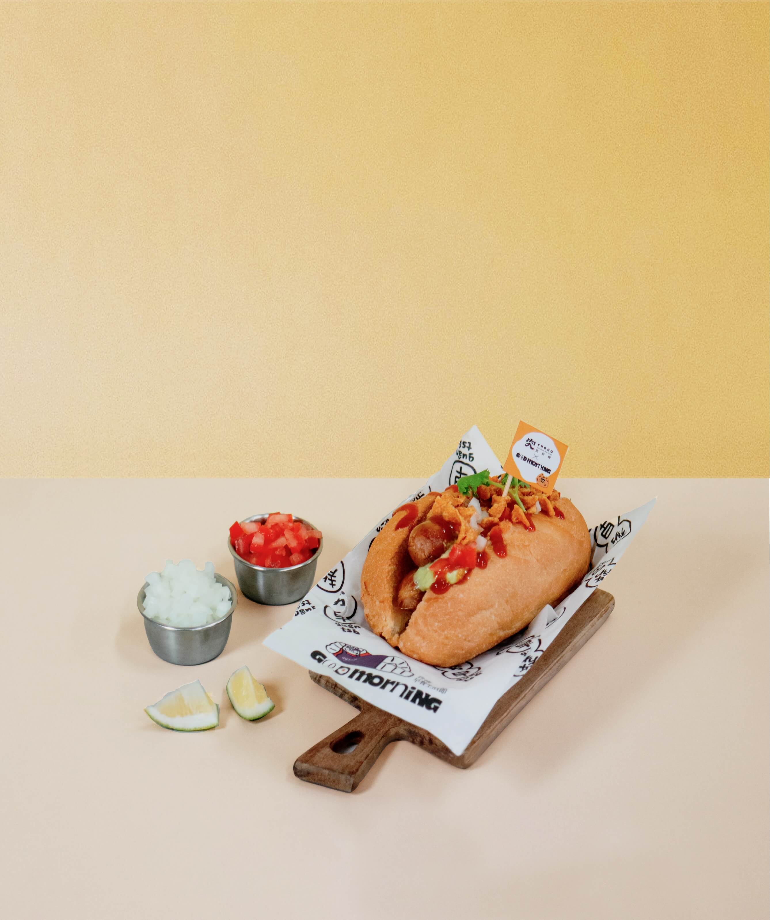 左：早安美芝城x大武山「 味付海苔玉子燒き吐司」／右：早安美芝城x究好豬「莎莎double德腸堡」