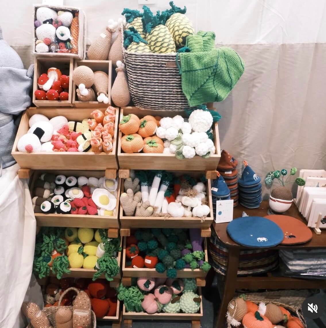 知名插畫作家「Soupy Tang 湯舒皮」帶來療癒的編織蔬果攤。