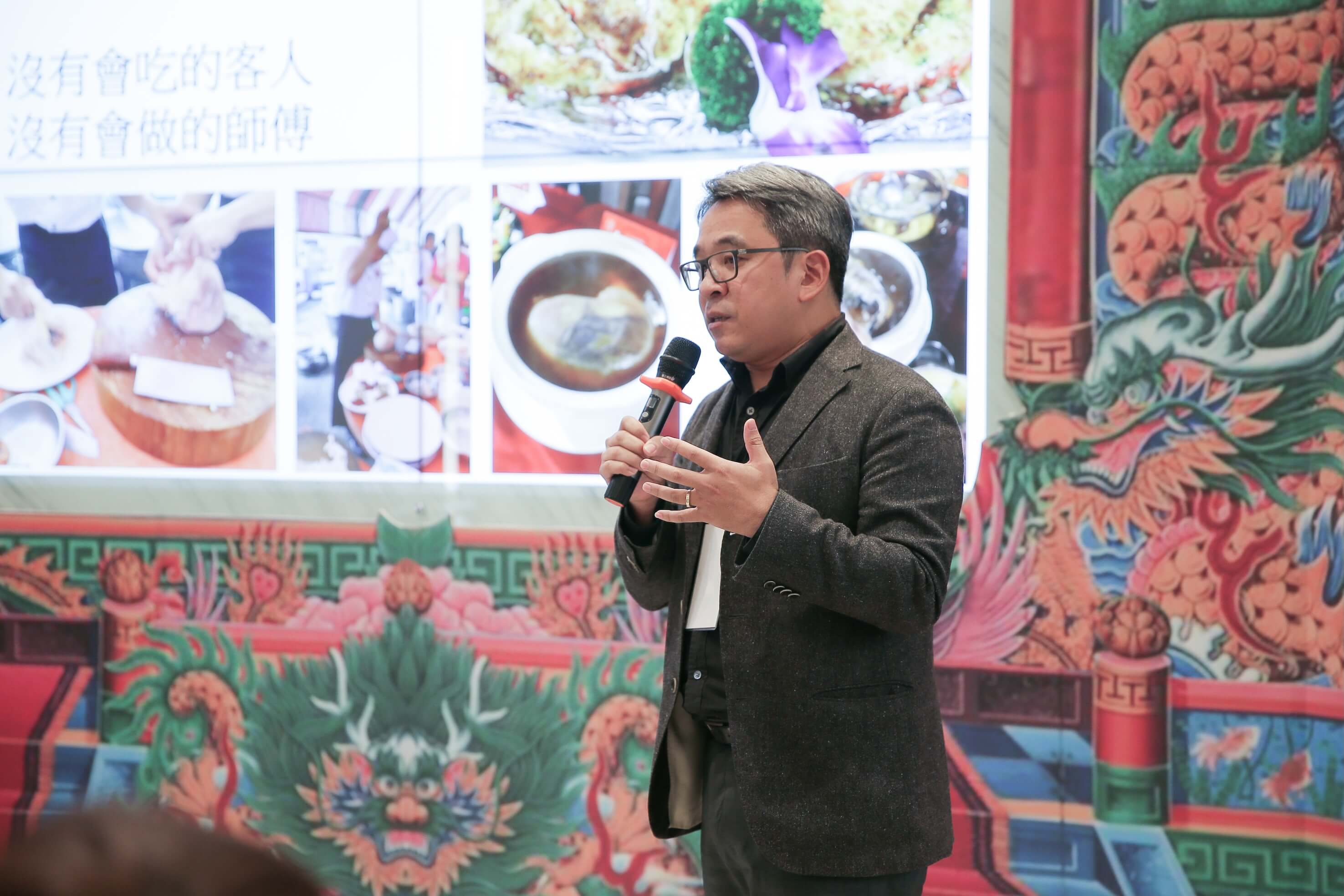 美食論壇講師之一：臺南市文化局局長暨歷史文化工作者謝仕淵。