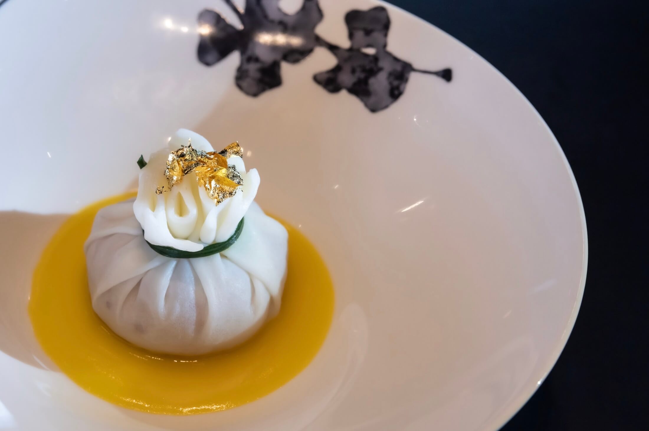 以新鮮鴨蛋白煎製成薄而透亮的外皮，將官燕裹入其中，一道「金湯石榴官燕」做工繁複帶來絕美食藝。攝影／汪正翔