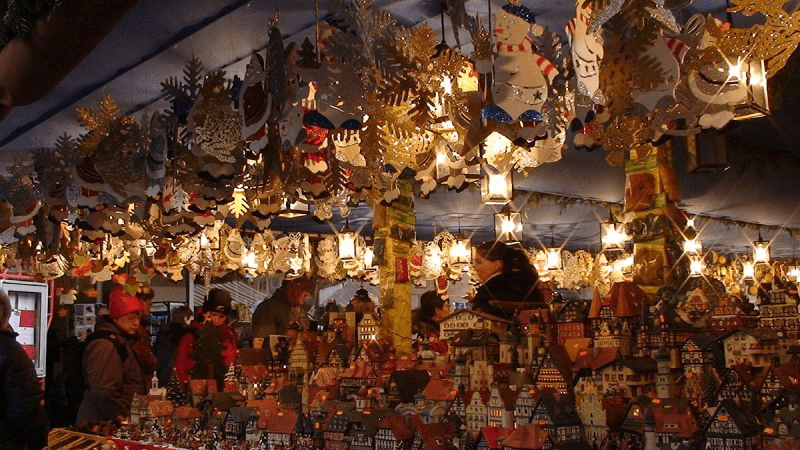 近400年歷史的紐倫堡聖誕市集最早是由零散攤販聚集而成的小市集。圖片來源｜Flickr CC授權 Reinhold Behringer