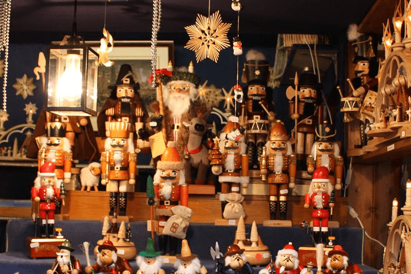 在紐倫堡市集你可以找到許多木製的聖誕玩偶，挑選那作工細膩的胡桃鉗娃娃。圖片來源｜Flickr CC授權 tony