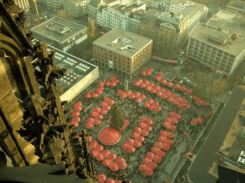 科隆的聖誕市集就座落在大教堂前的廣場。圖片來源｜Flickr CC 授權 Andy Wright