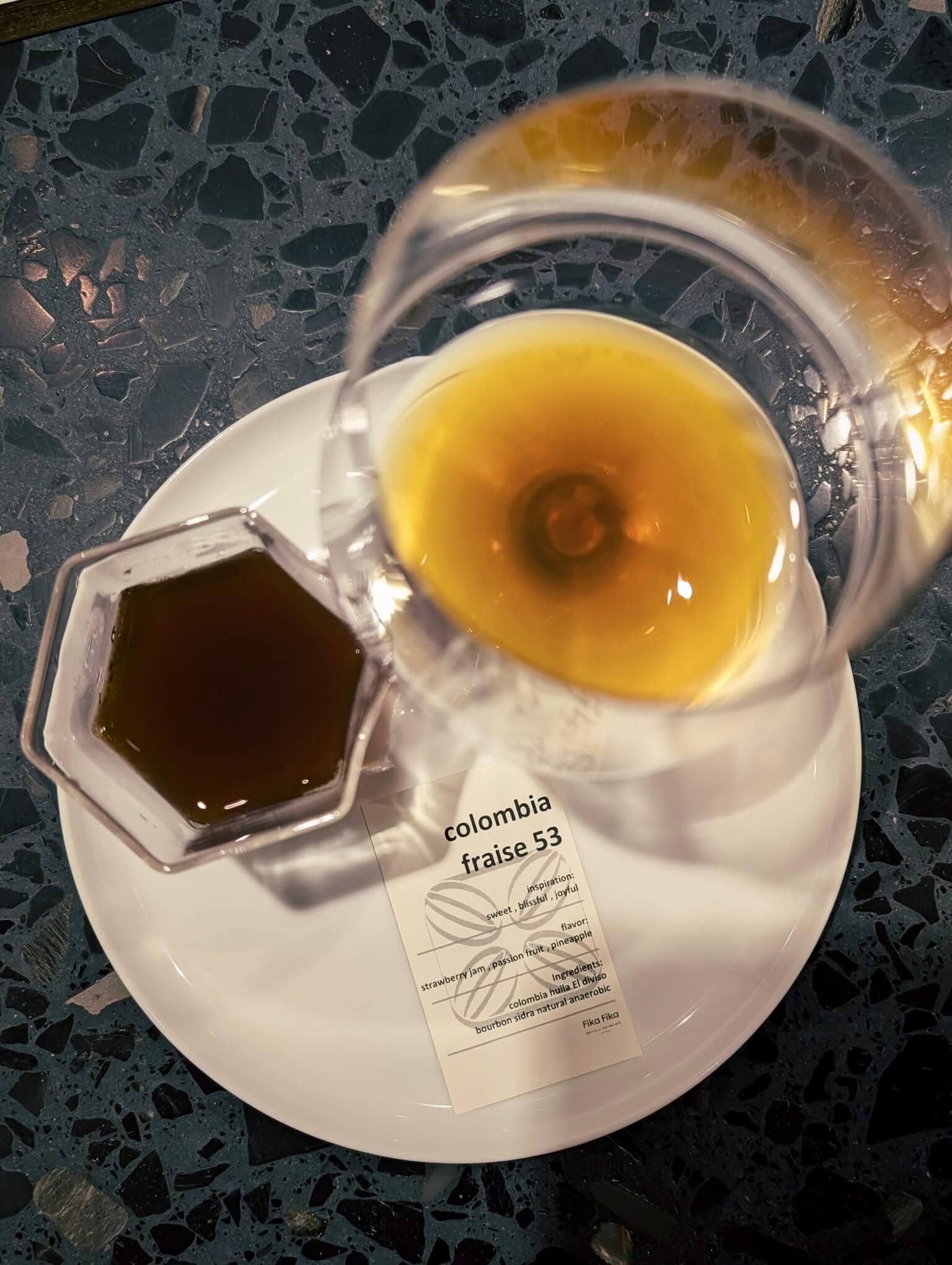  「Colombia Fraise 53」（哥倫比亞草莓）熱咖啡帶有草莓果醬風味，冰咖啡則呈現自然酒般的發酵氣息。攝影／高麗音