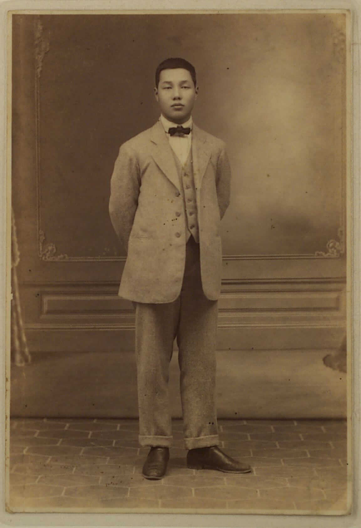 賴和是出身臺灣彰化的作家、詩人、醫師與社會運動者。