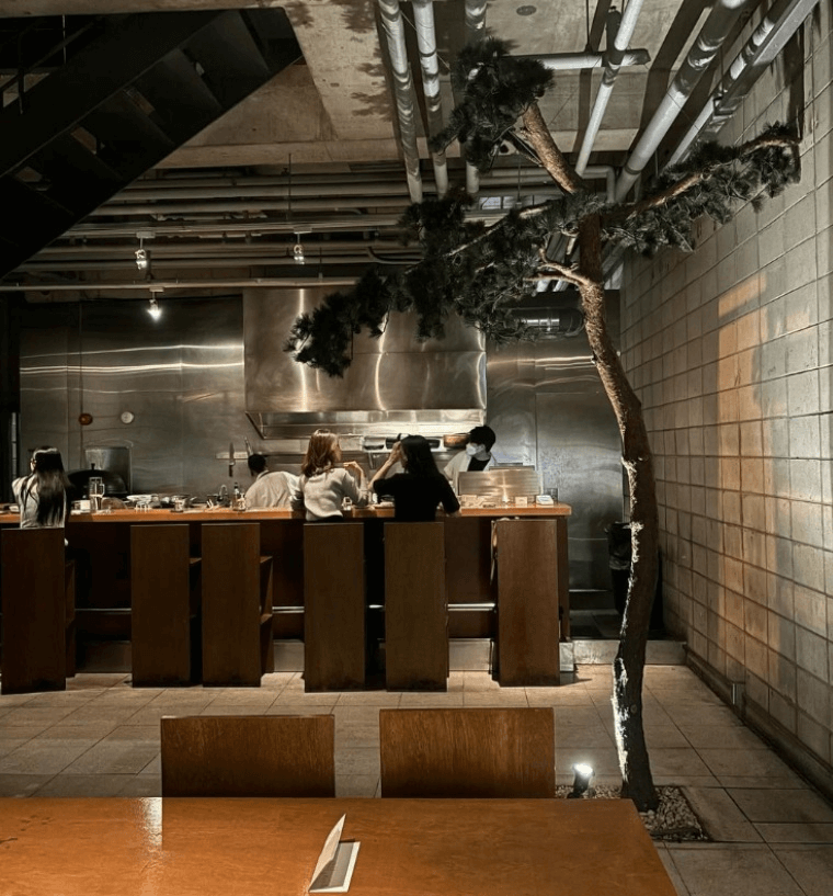 5412雖然位於地下室,但卻在室內種樹營造韓式傳統建築感。圖片來源|@nldygram