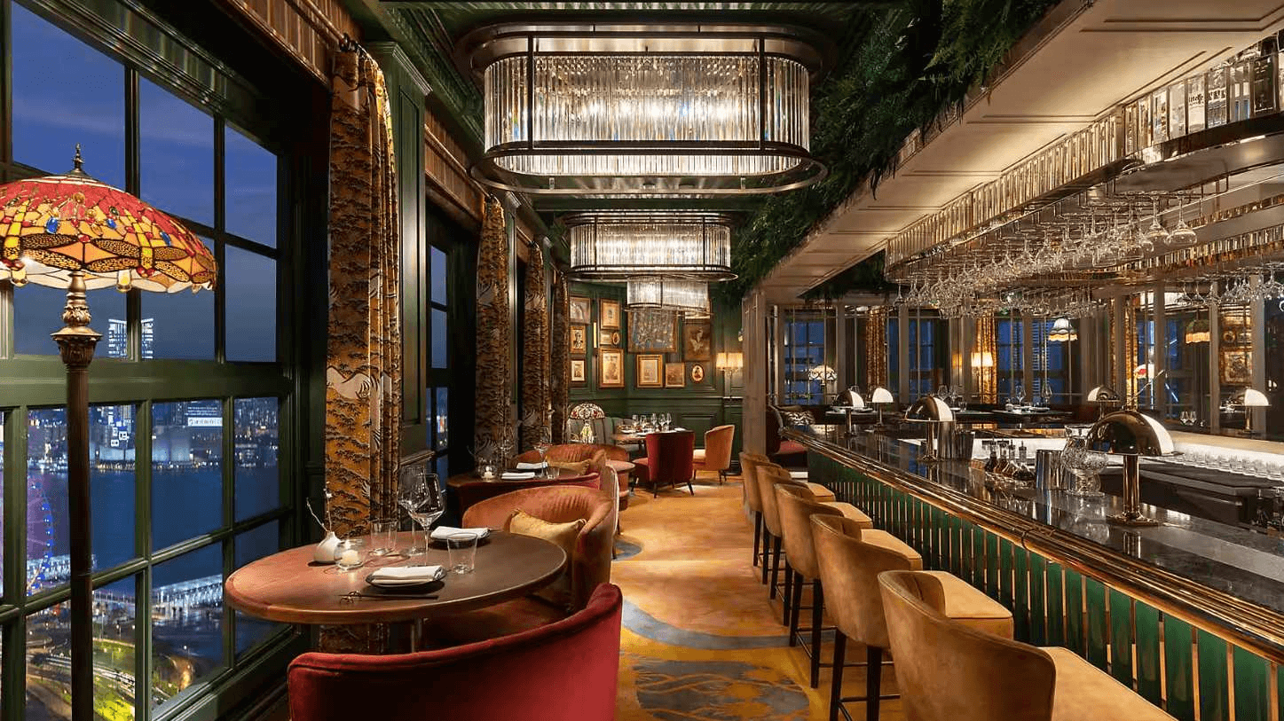 位於香港文華東方酒店25樓的酒吧The Aubrey，可飽覽維多利亞港醉人景致。圖片來源／香港東方文華酒店