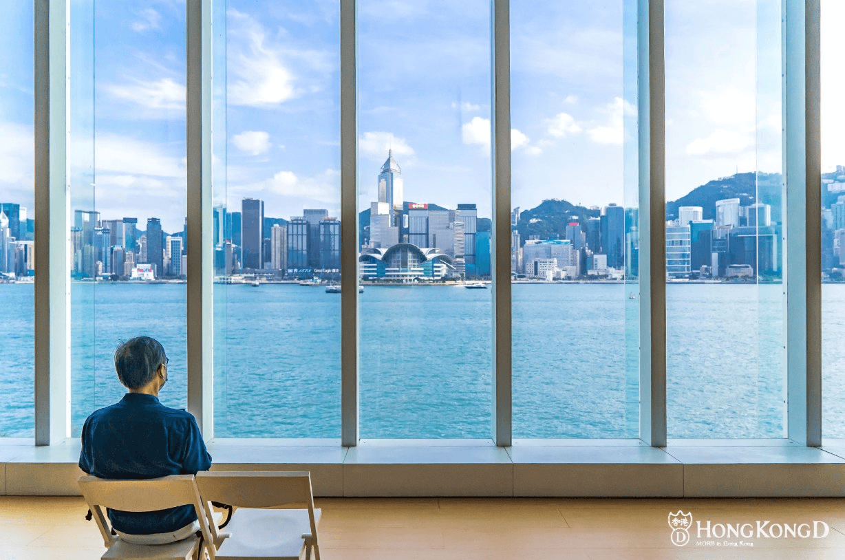 香港藝術館的玻璃幕牆走廊，可以在此坐下飽覽維多利亞港。圖片來源／HONG KONG D阿金提供