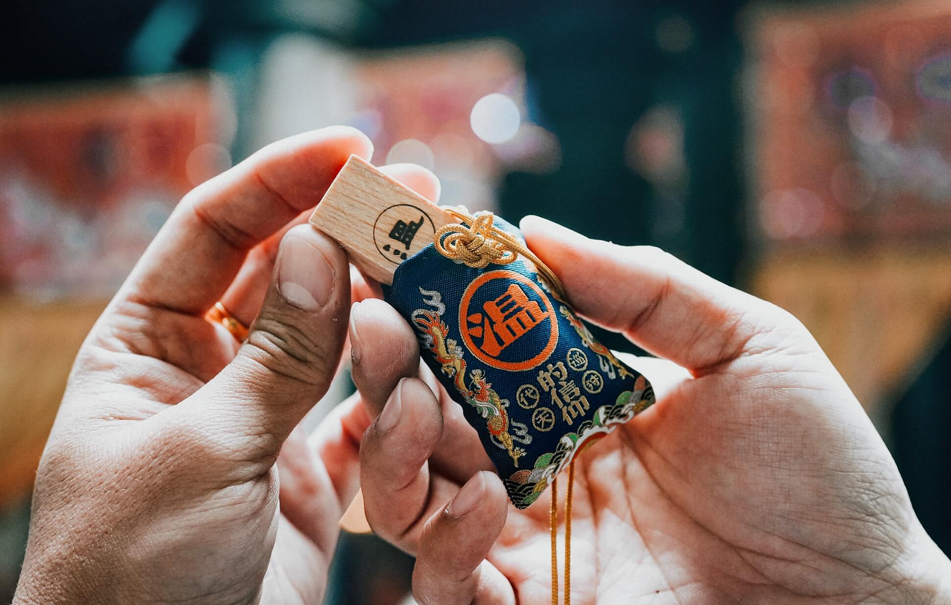 誠品書店東港王船限定店│承載屏東在地東隆宮香火護佑的獨家「王船餘木紀念御守」。圖片來源／屏東縣政府文化處