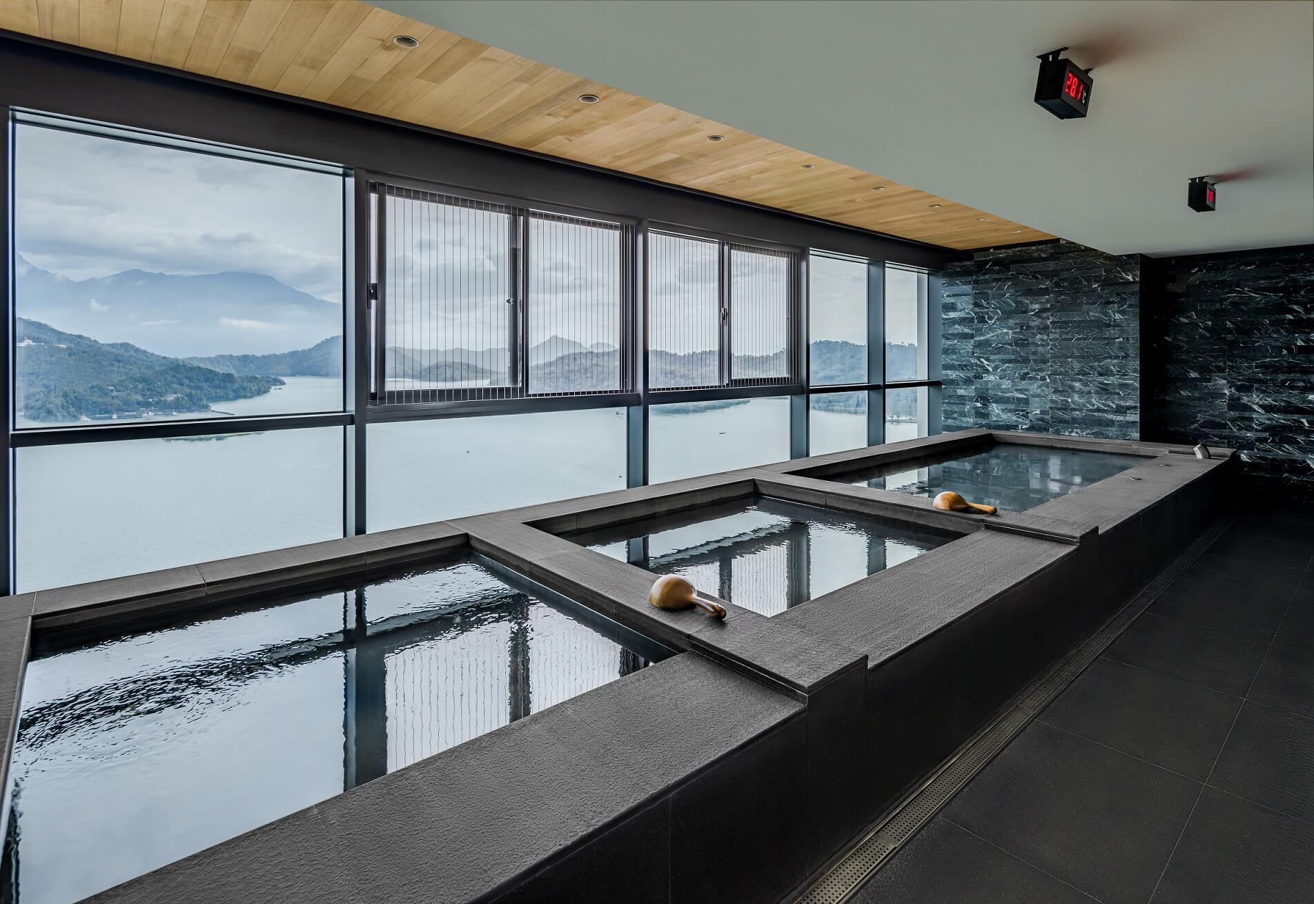 除了每間房間的湯泉湖景外，漢來日月行館的三溫暖湯屋帶來最佳療癒時刻。