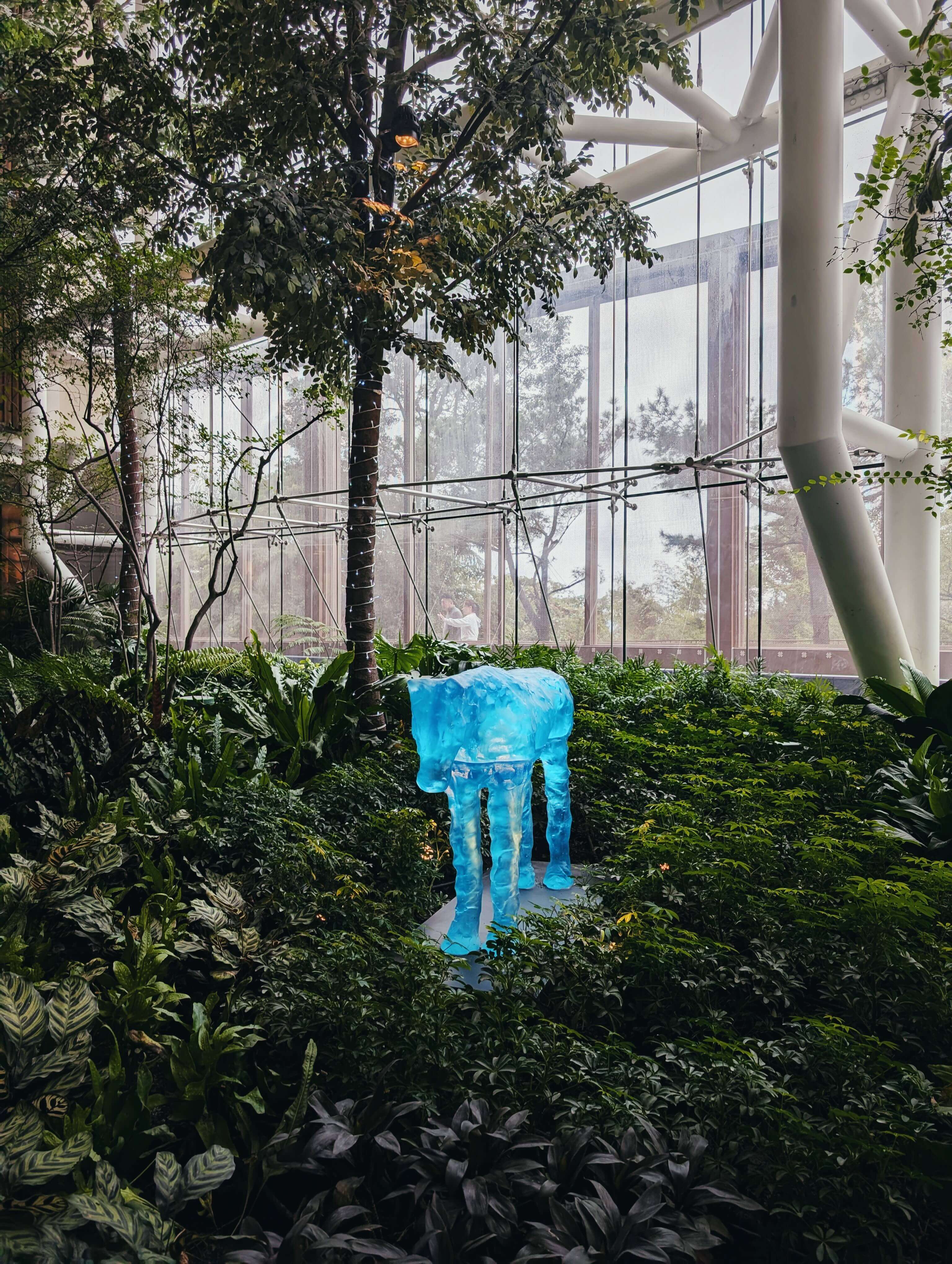 瑞士藝術家Ugo Rondinone受到海洋、馬與天空主題啟發，以藍色玻璃創作象徵不同海域的藍馬，代表北極群島的《西北海峽》歇停在漢來日月行館一樓大廳。（攝影／高麗音）