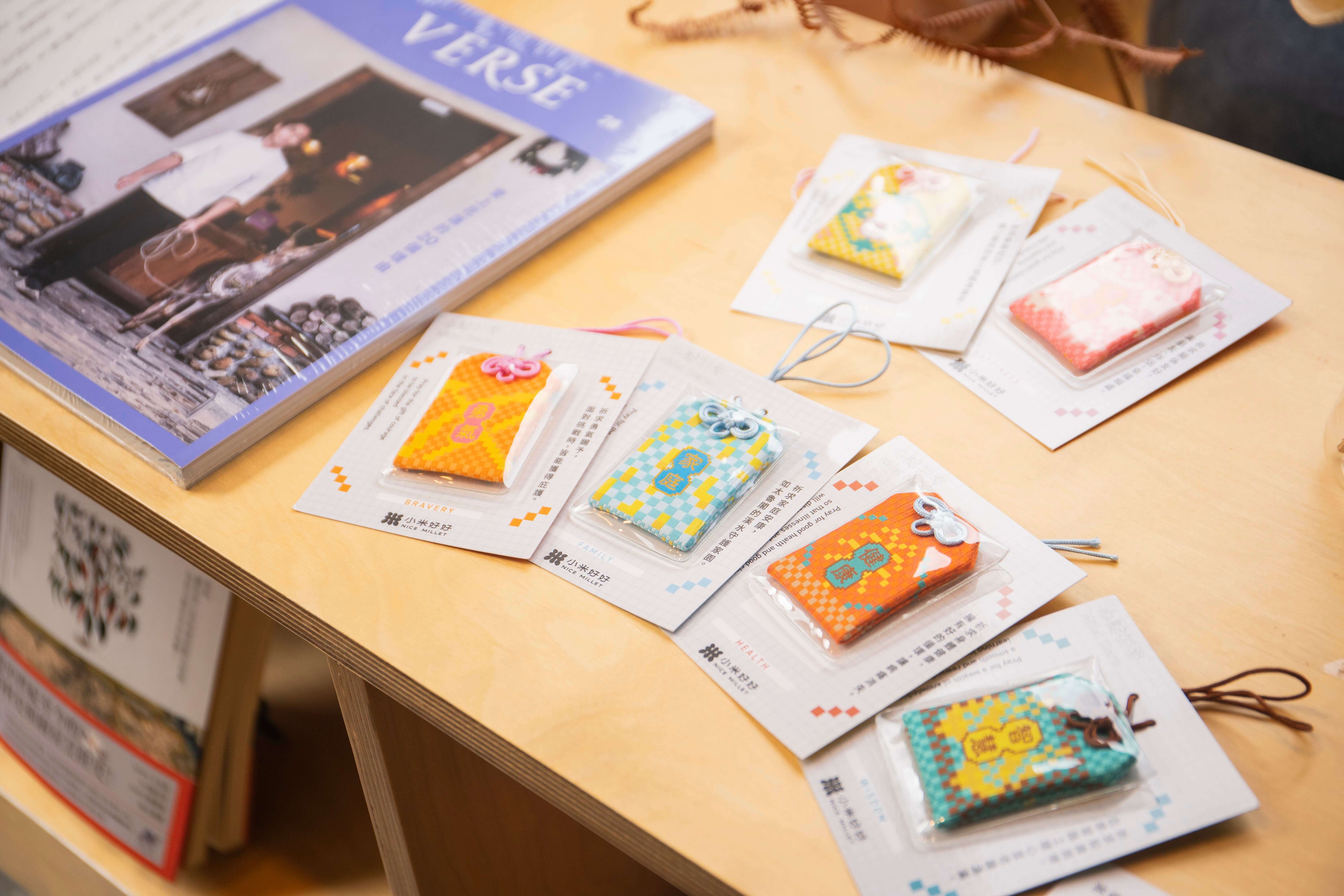 心誠祈符共有6款：幸福、勇氣、富足、健康、智慧、家庭，每個祈符都裝載花蓮新城秀林耕作的小米。