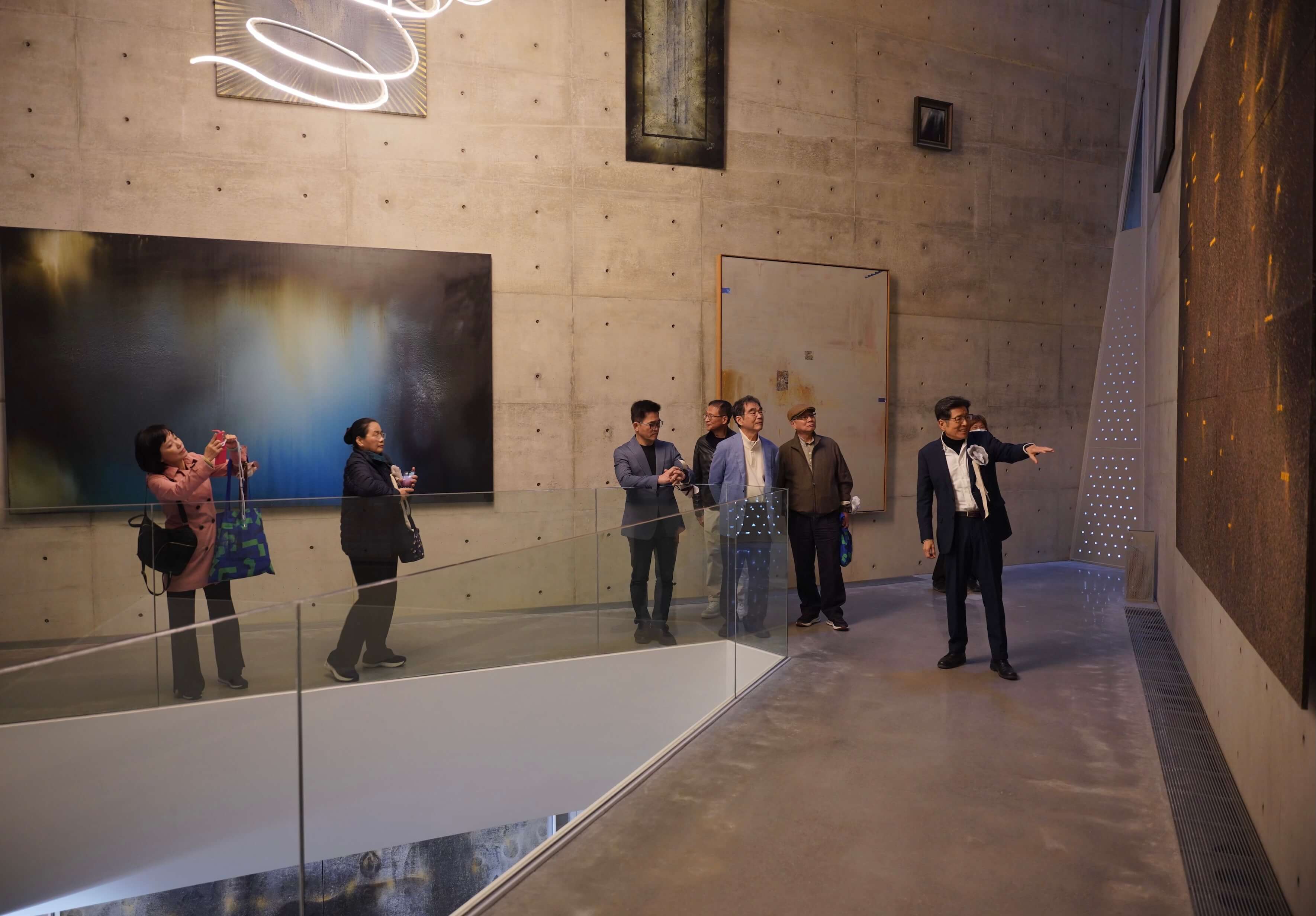 嚴長壽導覽。照片提供／江賢二藝術文化基金會