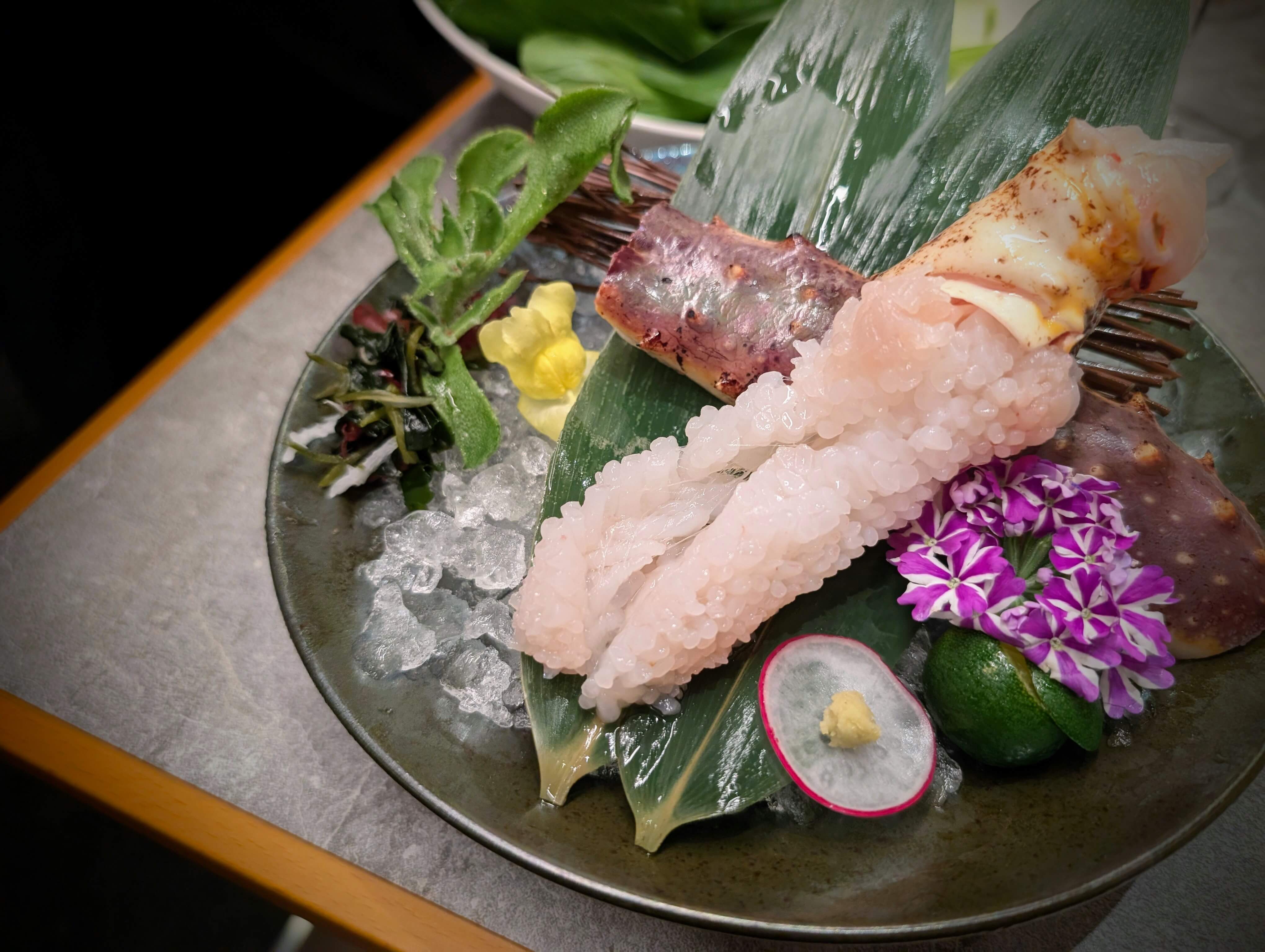 活體帝王蟹刺身，品味來自大海的極致美味。（攝影／高麗音）