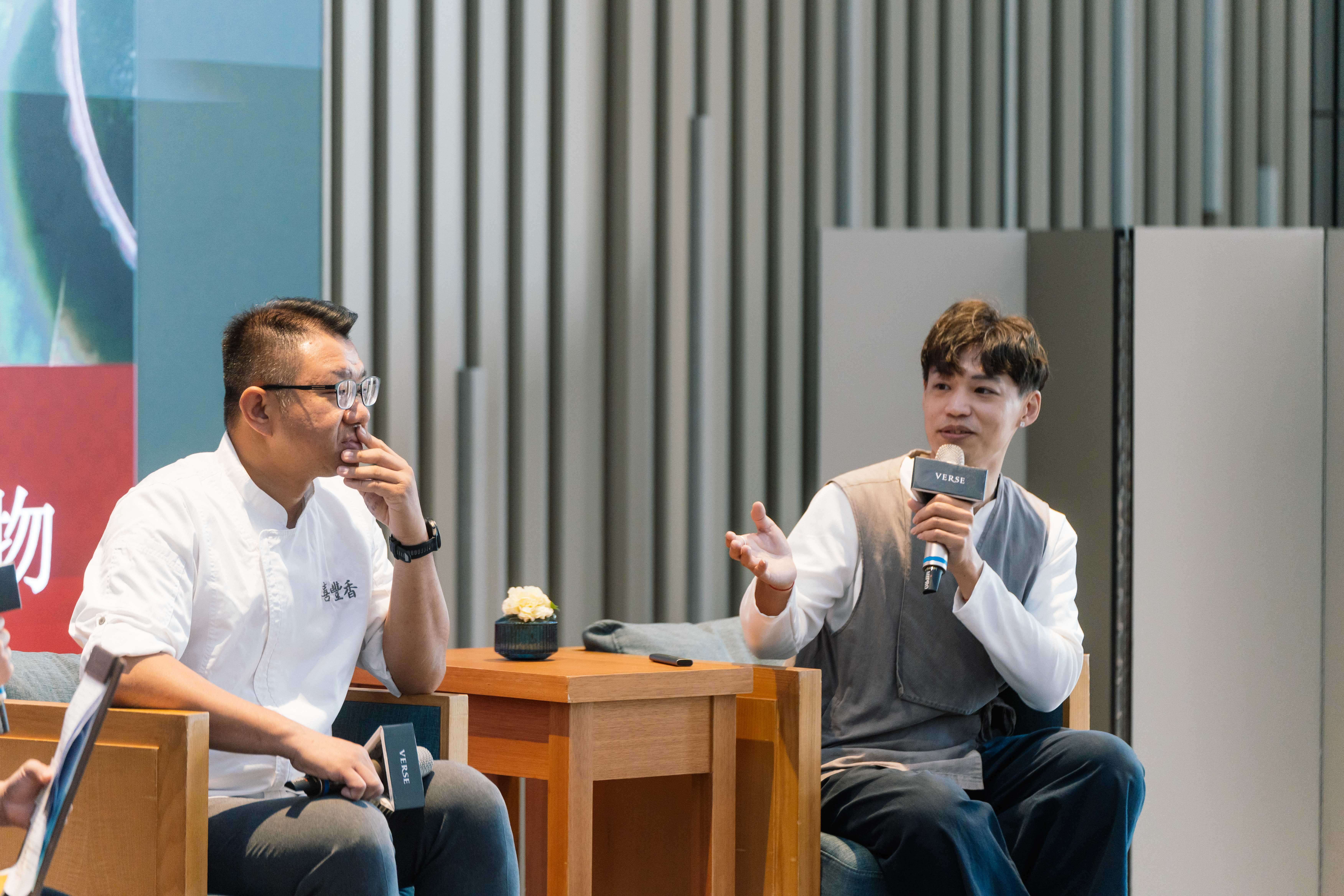 喜豐香1985餅藝師陳建達（左）與行銷經理林家煒（右）暢談漢餅從傳統走向創新之路。