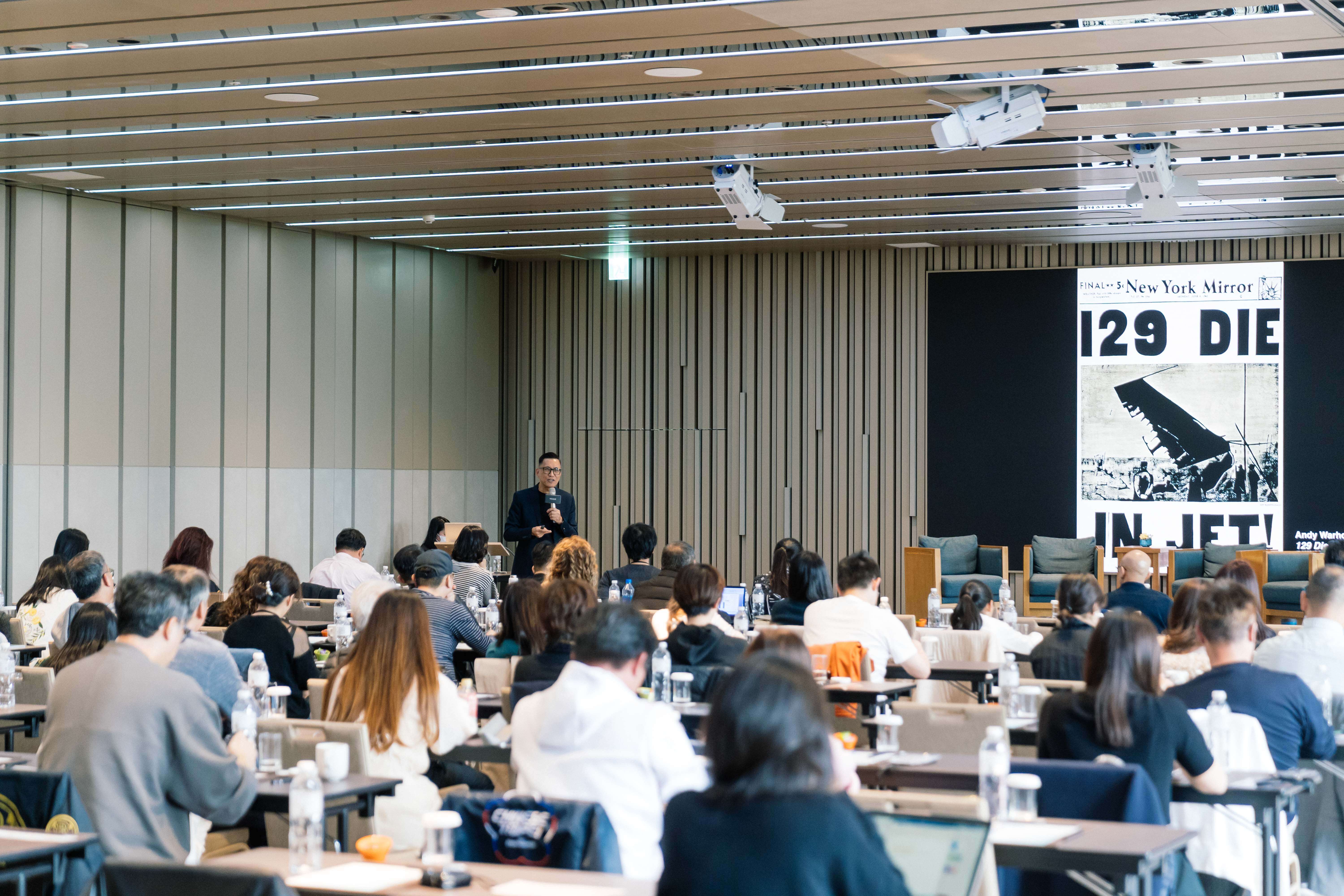 王俊傑分享由Andy Warhol創作的作品，基於一架美國航空客機墜機事件，造成一百二十九人罹難。Warhol將那一天紐約早報的頭版新聞重新製版、複印、放大，並打印了一百張，成為他的作品之一。