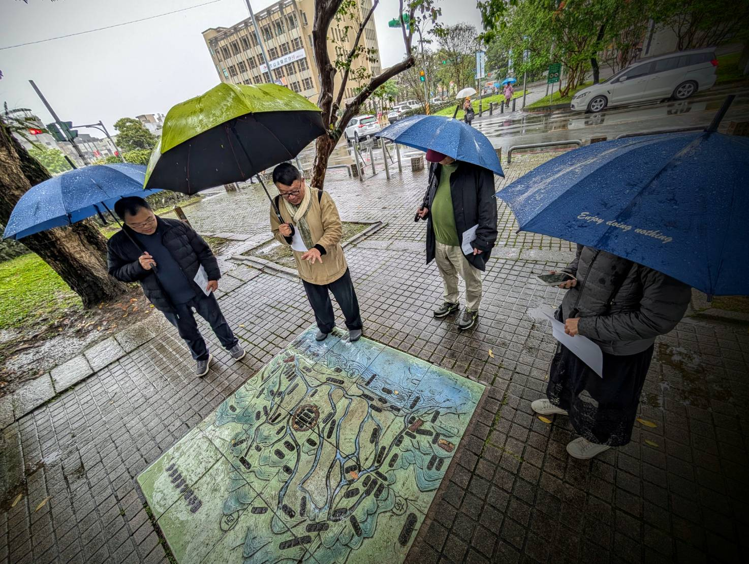 莊文生教授引領VERSE文化年會參與者一同走讀宜蘭舊城。