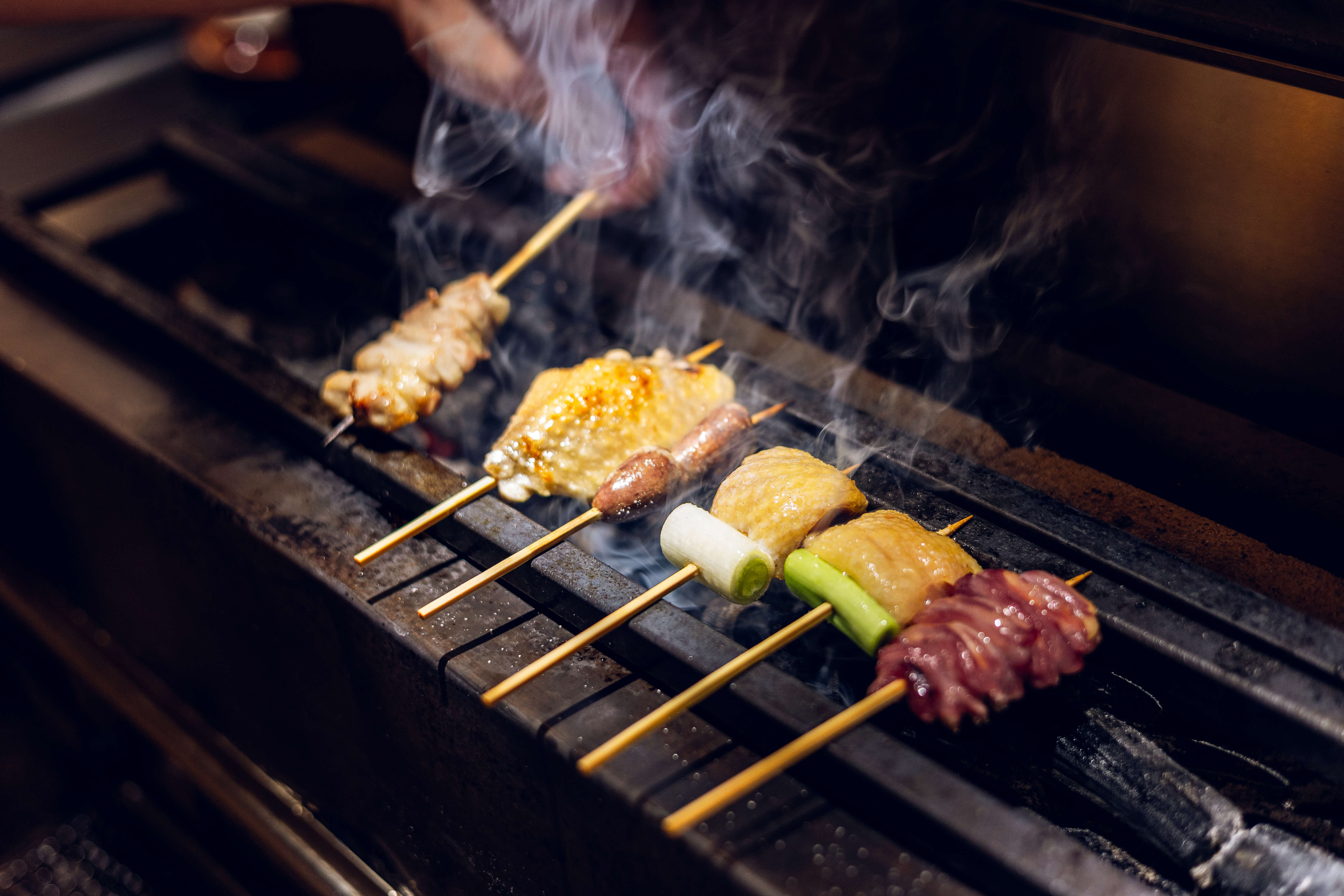 經特別飼養、挑選的竹地雞，肉味飽滿、油脂純淨清爽，經炭火燒烤後，仍可保有豐沛的皮下油脂，乃是展現燒鳥美饌的最佳選擇。圖片提供／鳥力TORICHIKARA