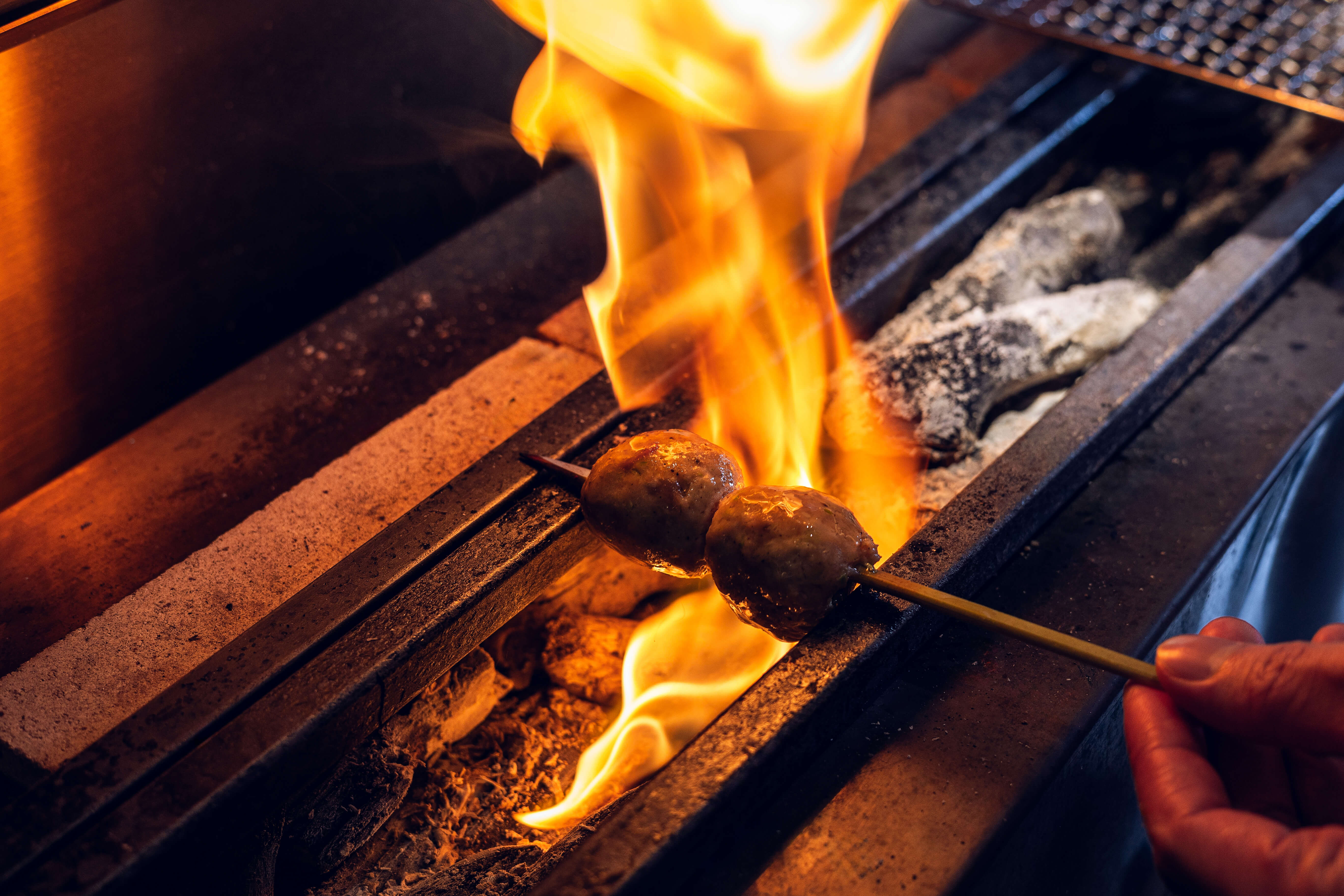 燒鳥店必備的「雞肉丸」，透過獨特的絞肉內餡與絕佳烤功，展現主廚個性與特色。圖片提供／鳥力TORICHIKARA