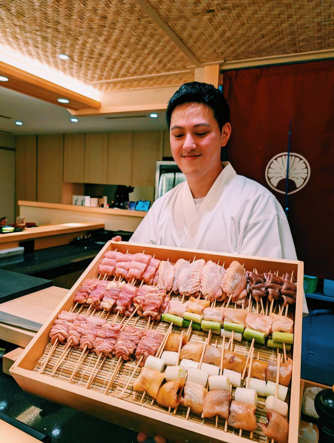 料理長Tom精心選用飼養於桃園、獲得許多米其林星級主廚肯定的「竹地雞」作為燒鳥主角，選用新鮮宰殺當日配送、延長育肥期至8週的母雞進行熟成分切。攝影／高麗音